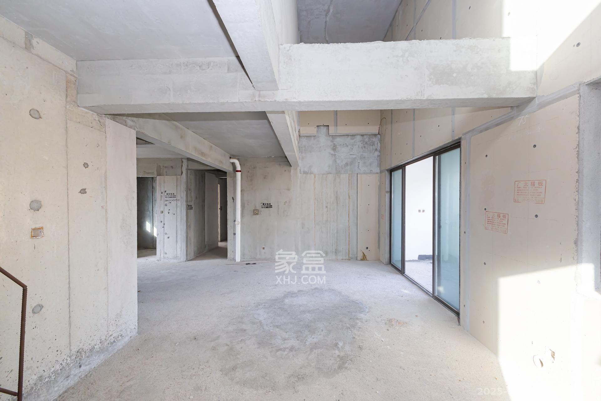 润和湘江天地C区  4室2厅2卫    206.0万客厅