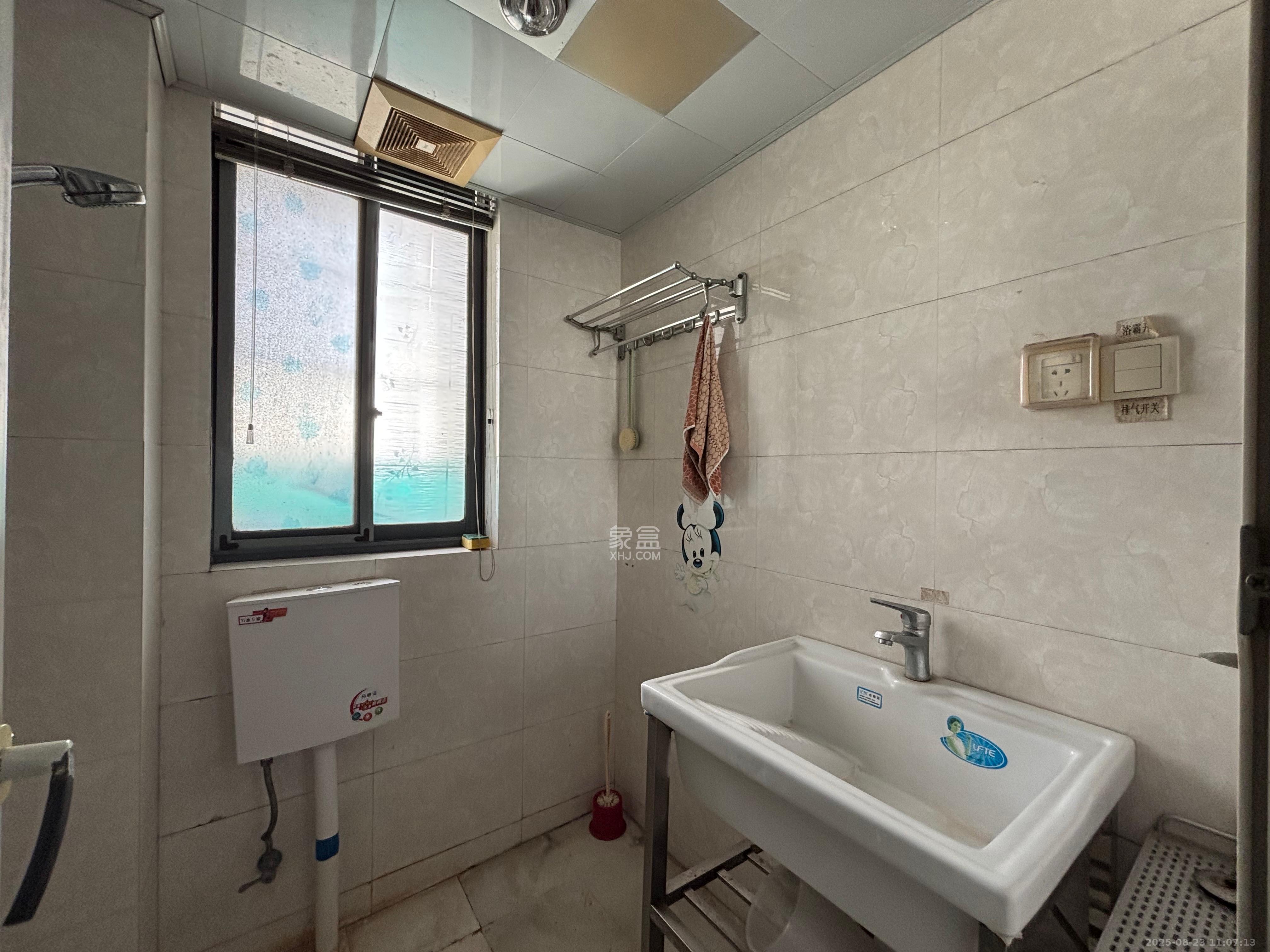 万煦园  3室2厅2卫    2000.0元/月室内图