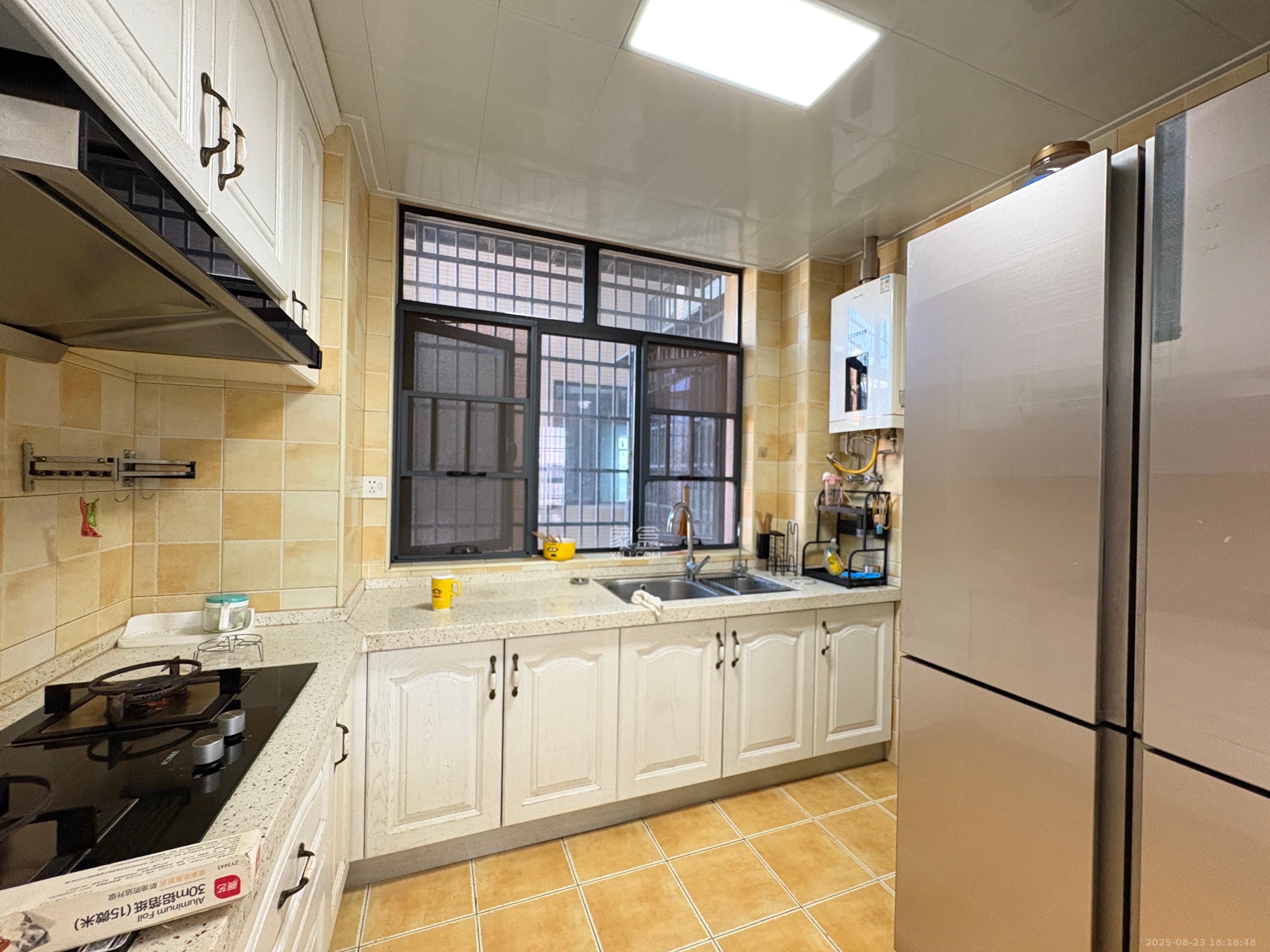 辉煌国际城二期  3室2厅2卫    3600.0元/月室内图