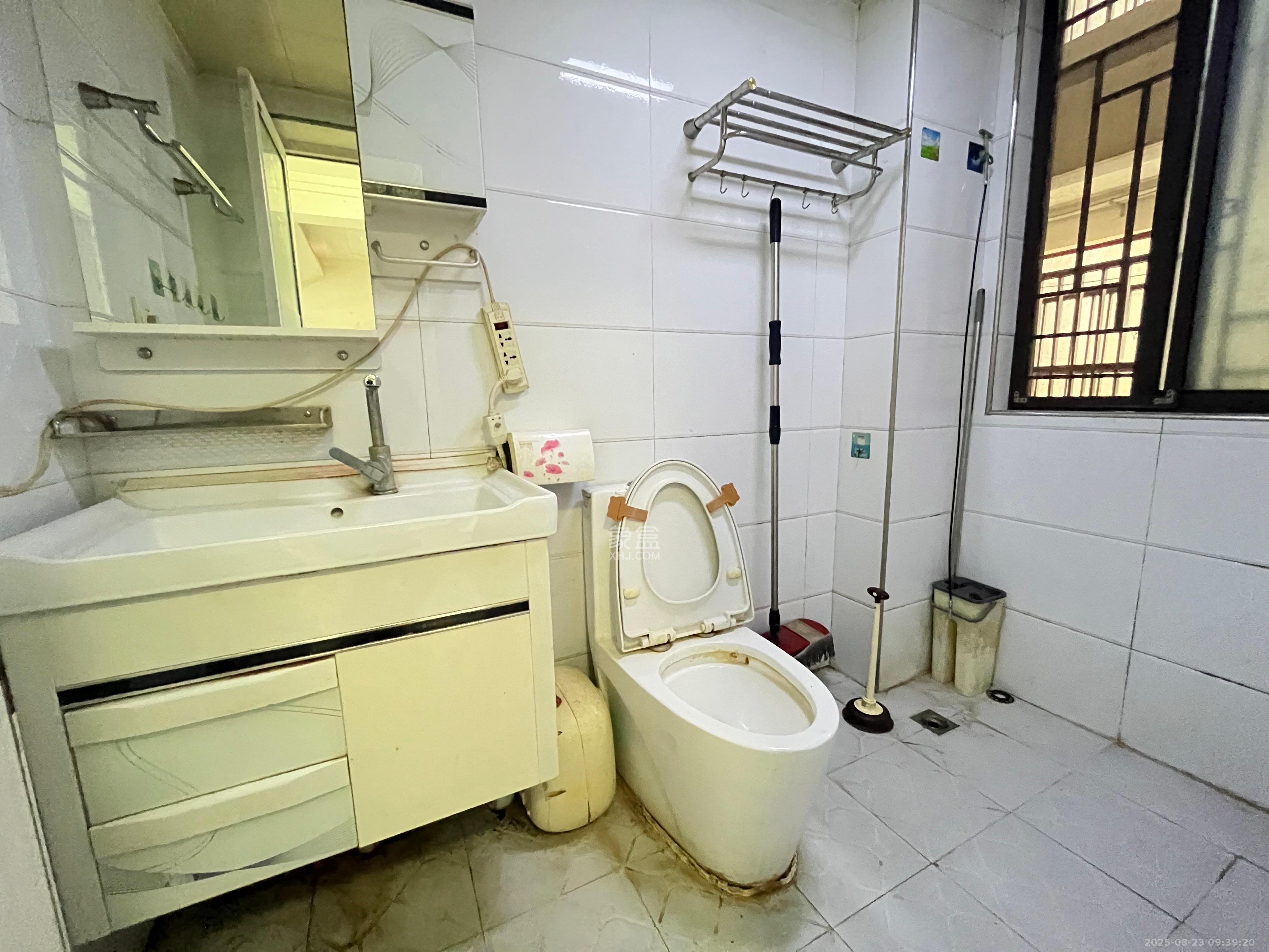 绿地中央广场  2室1厅1卫    2300.0元/月室内图