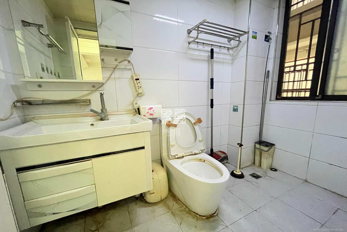 绿地中央广场 2室1厅1卫 2300.0元/月 绿地中央广场 2室1厅1卫 2300.0元/月室内图