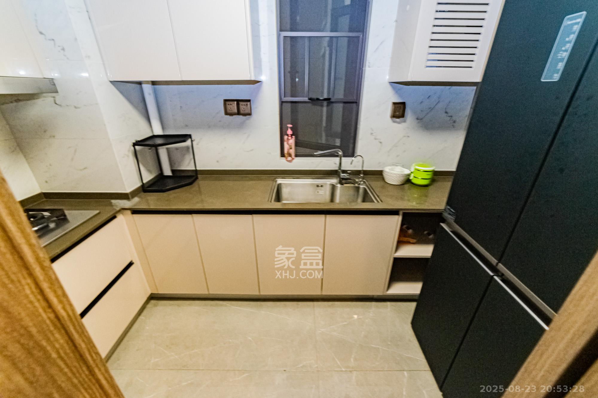 龙湖春江天玺  3室2厅2卫    145.0万 龙湖春江天玺  3室2厅2卫    145.0万厨房