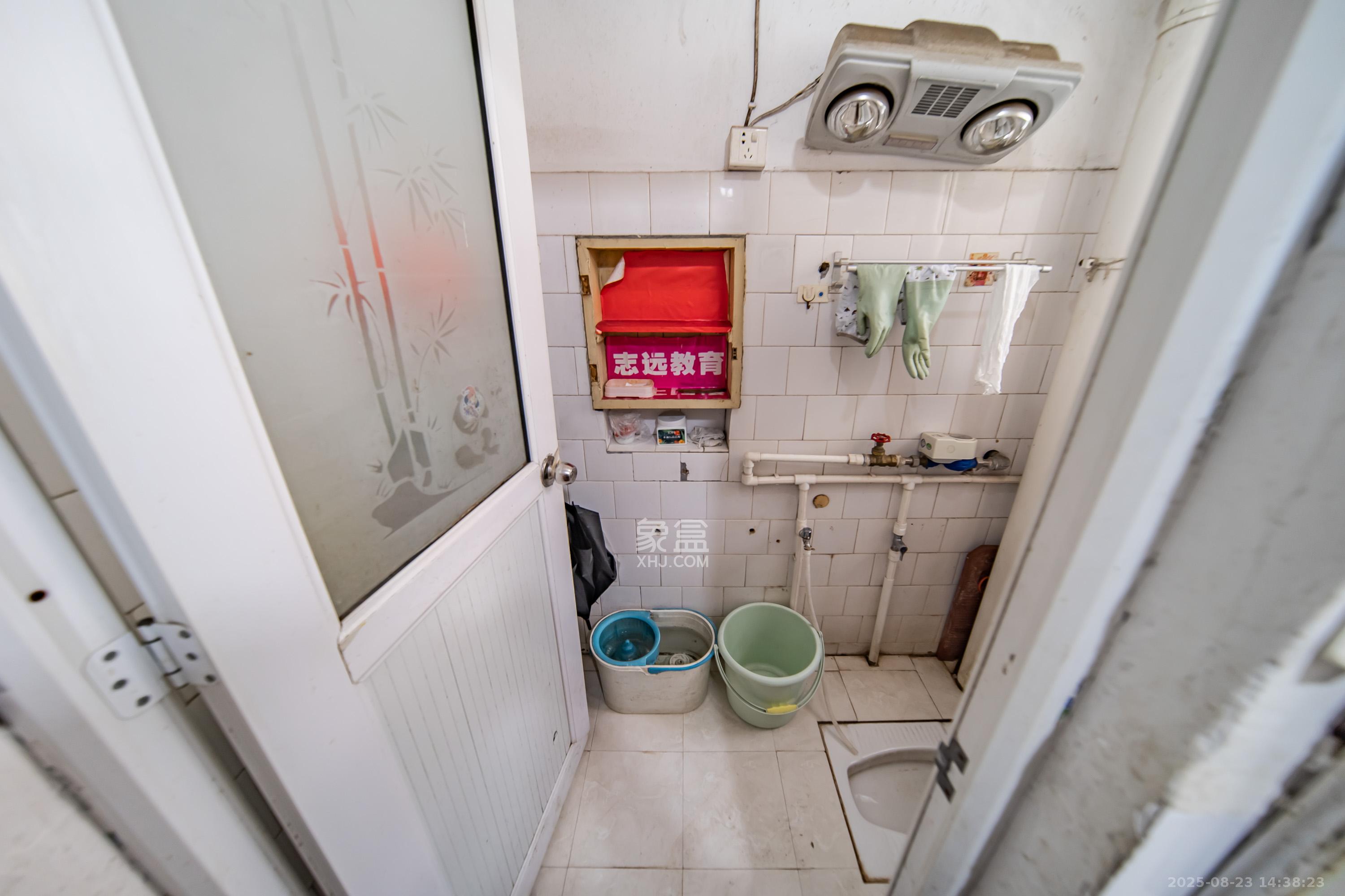 茶山村小区  2室1厅1卫    84.0万卫生间