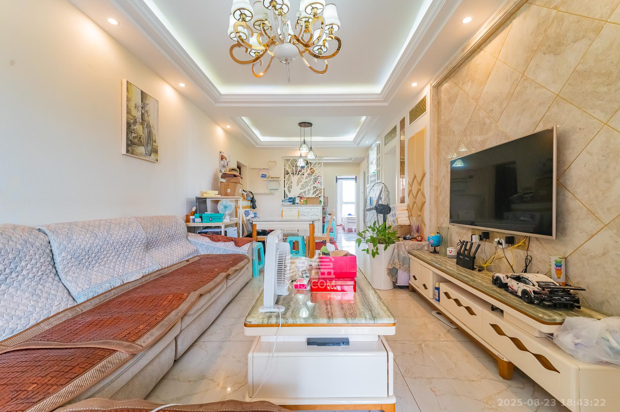 MOMA当代广场  4室2厅1卫    75.88万 MOMA当代广场  4室2厅1卫    75.88万客厅