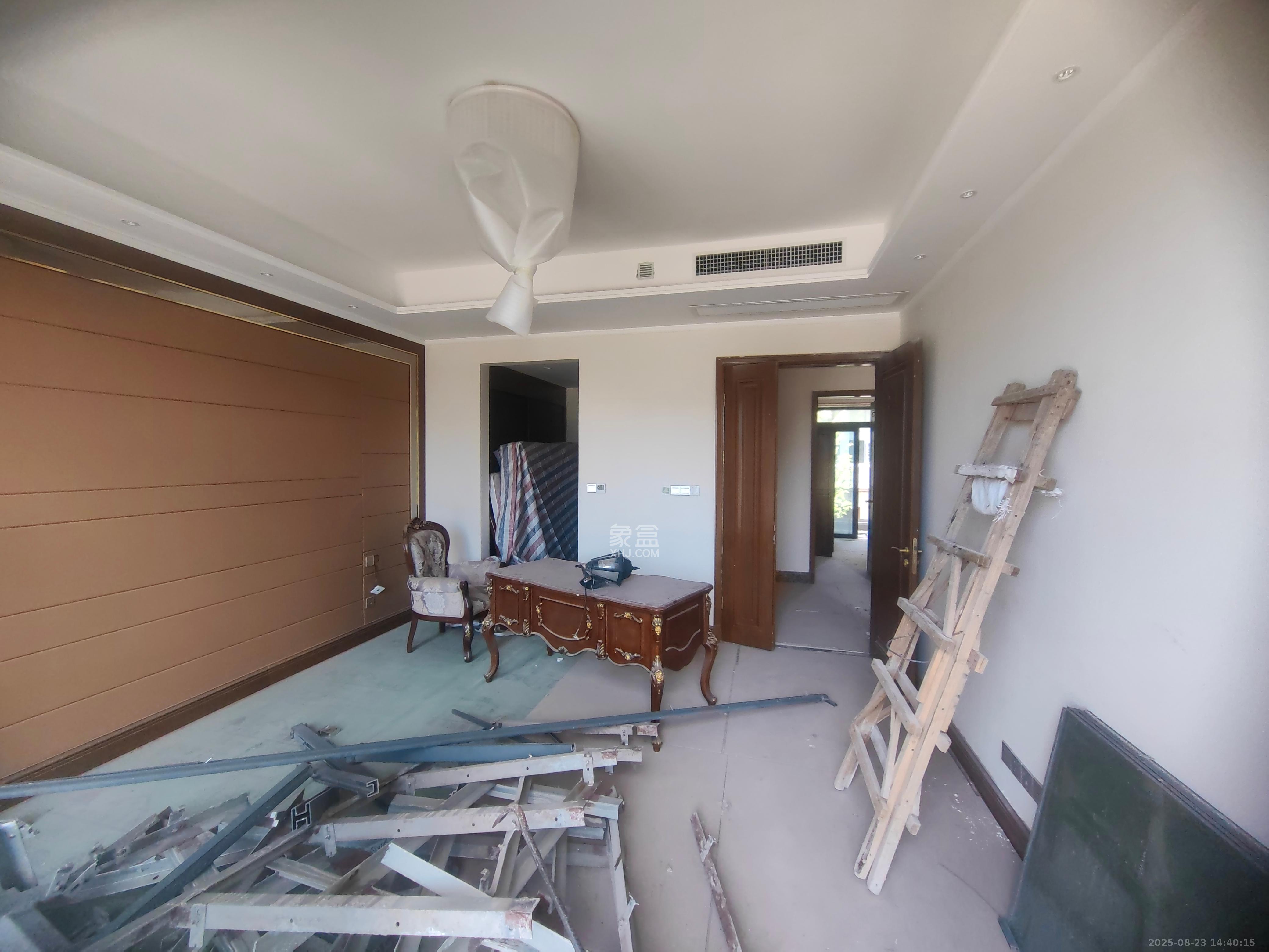 恒大养生谷  4室2厅4卫   160.00万客厅