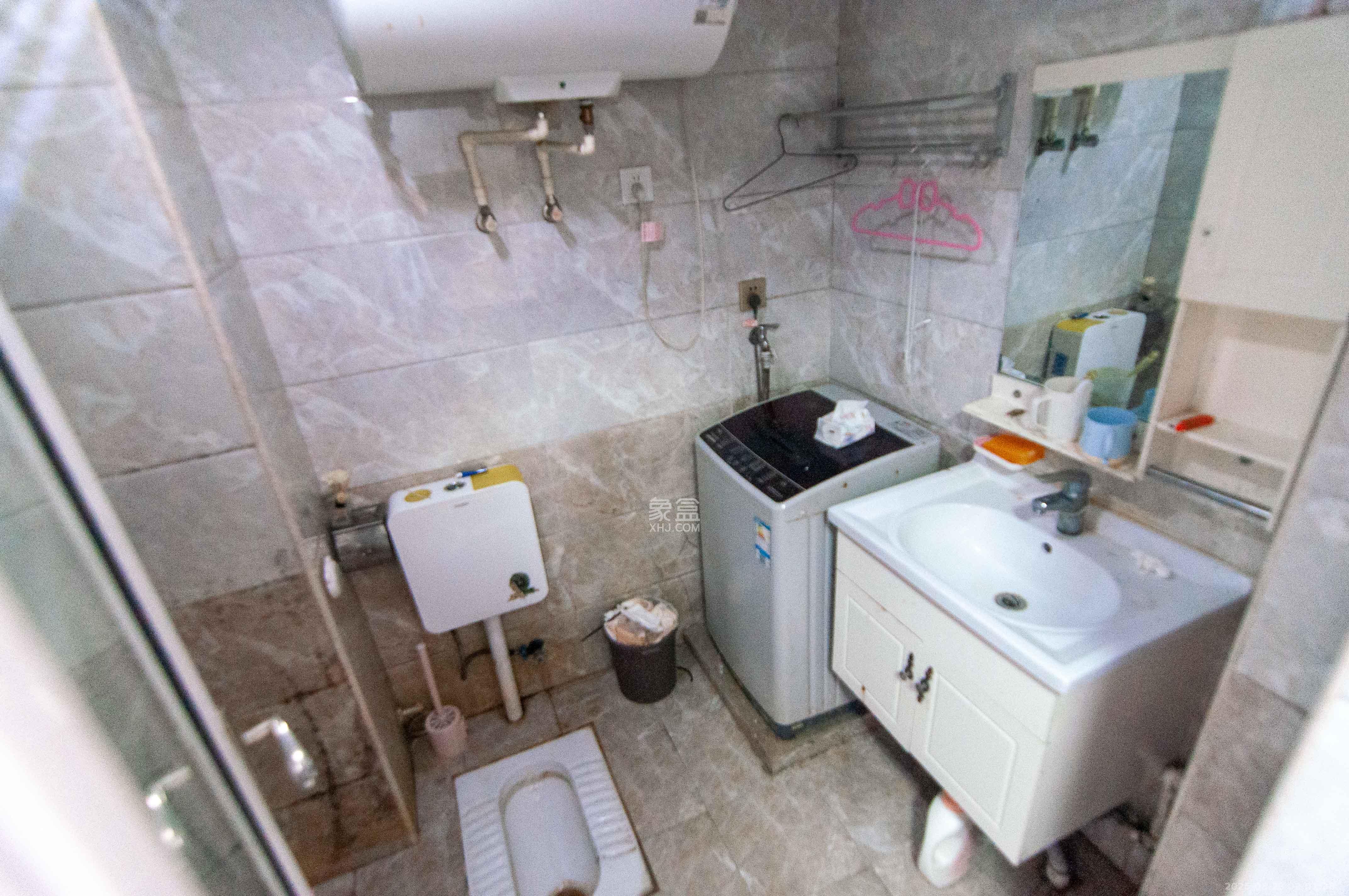 达美D6区  1室1厅1卫    20.0万卫生间