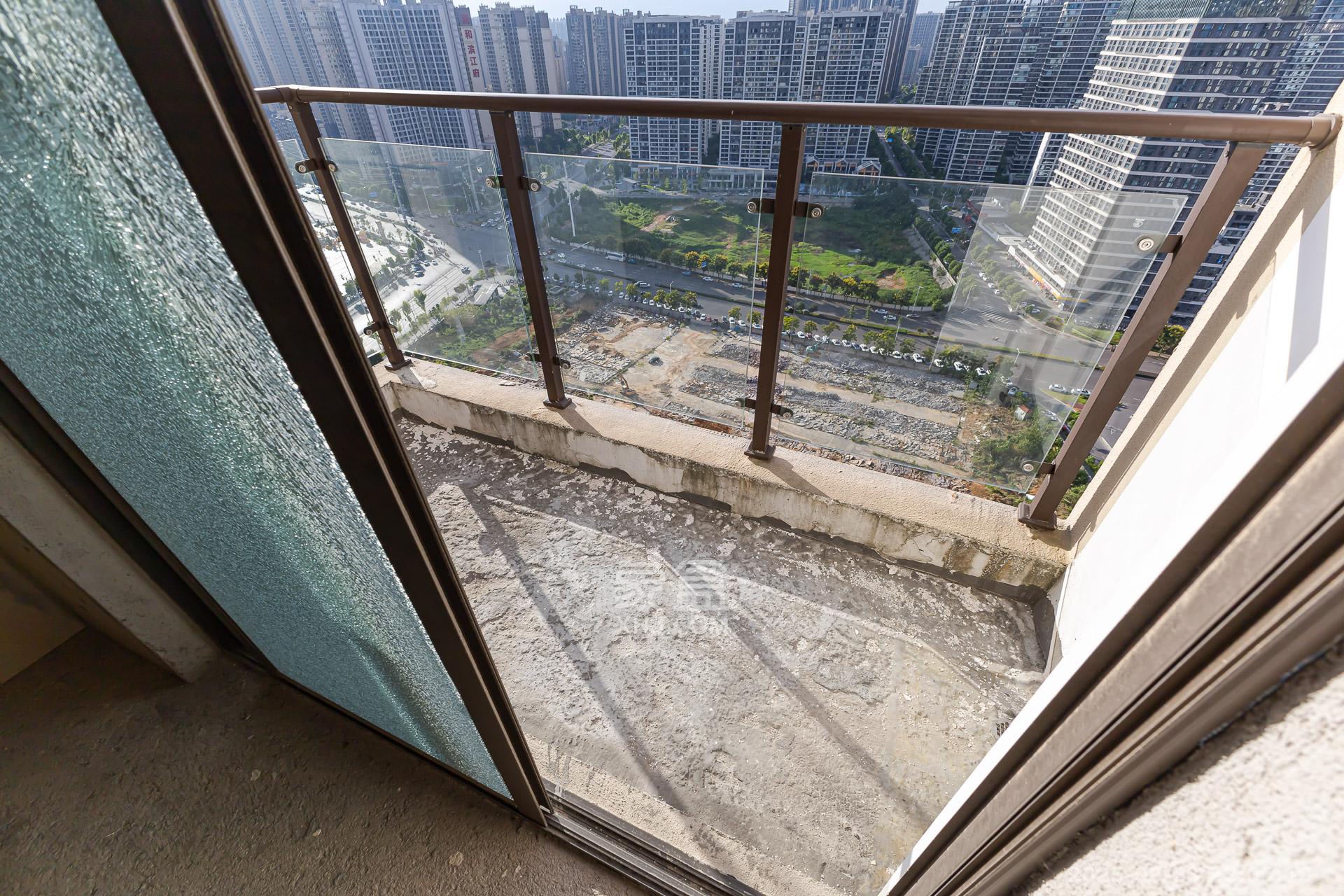 润和湘江天地C区  4室2厅2卫    206.0万阳台