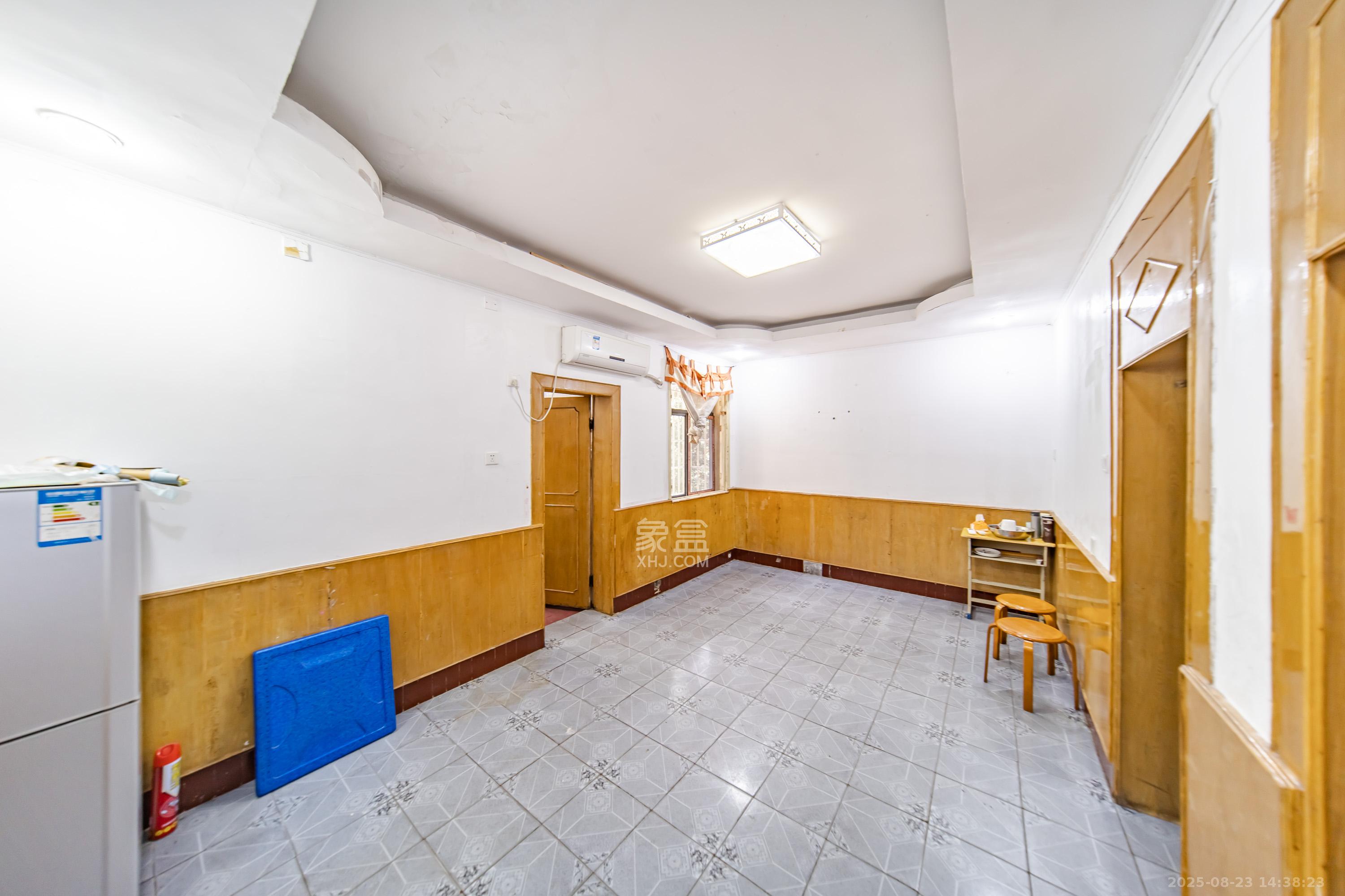 茶山村小区  2室1厅1卫    84.0万客厅