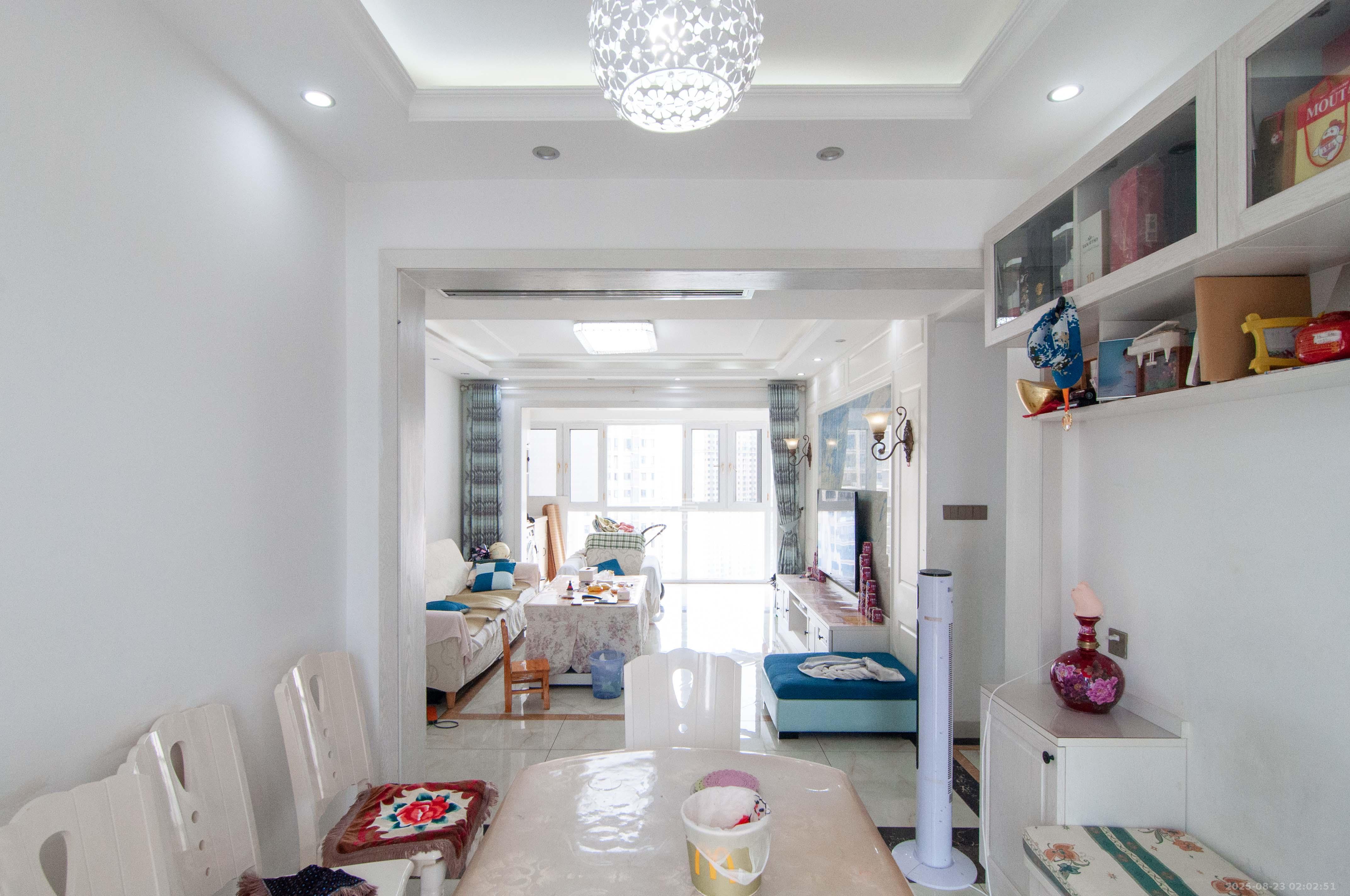 中建梅溪湖中心 4室2厅2卫 197.0万 中建梅溪湖中心 4室2厅2卫 197.0万客厅