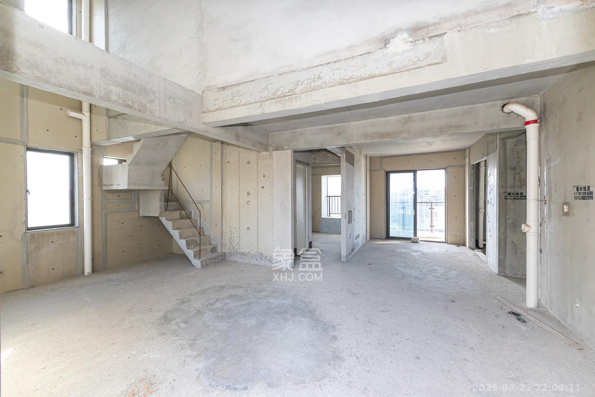 润和湘江天地C区  4室2厅2卫    206.0万客厅