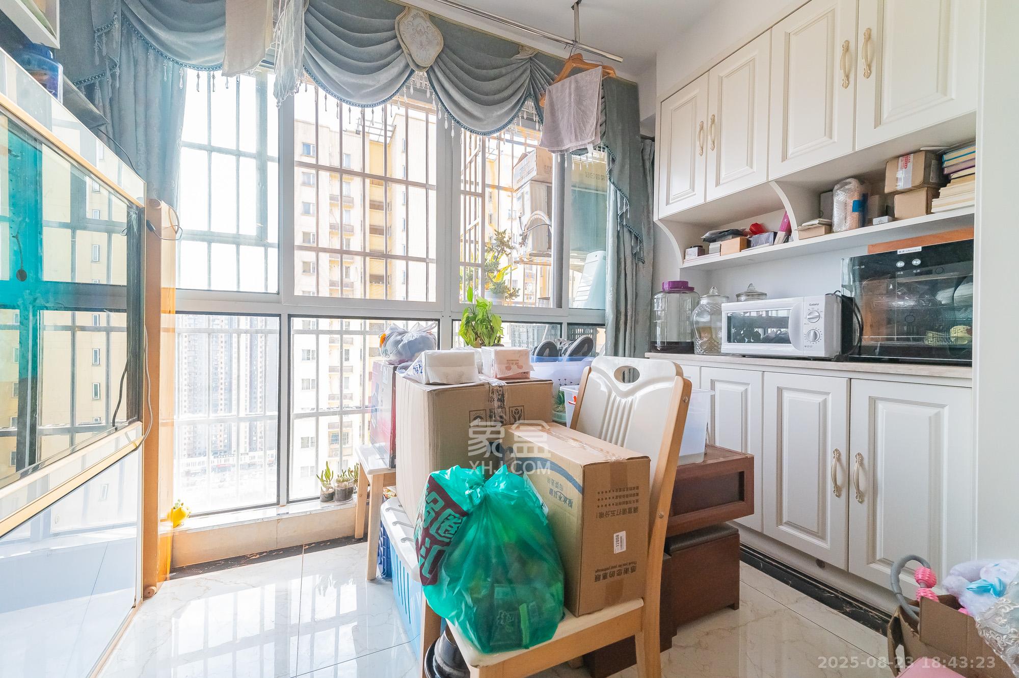 MOMA当代广场  4室2厅1卫    75.88万 MOMA当代广场  4室2厅1卫    75.88万阳台