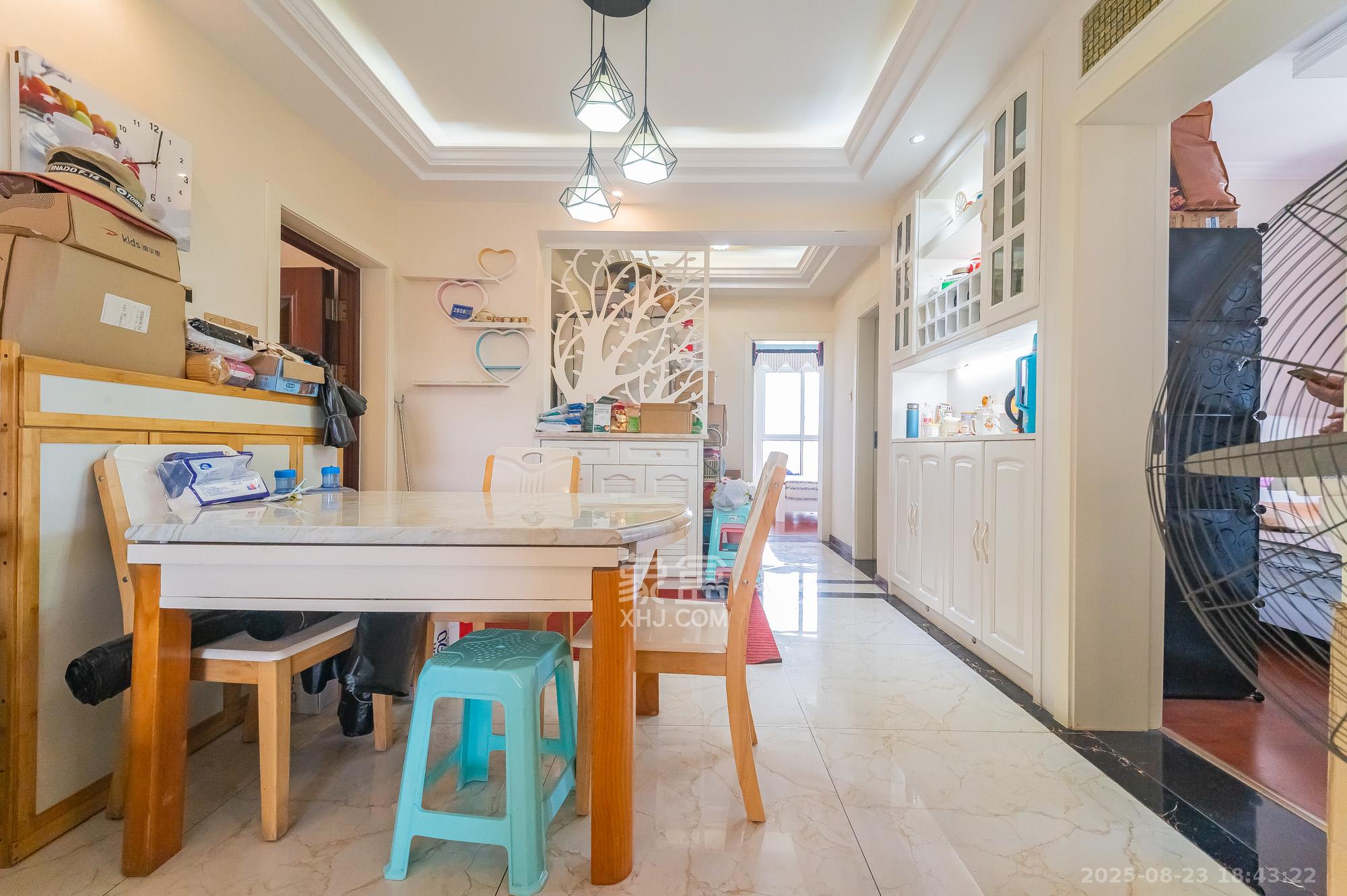 MOMA当代广场  4室2厅1卫    75.88万 MOMA当代广场  4室2厅1卫    75.88万客厅