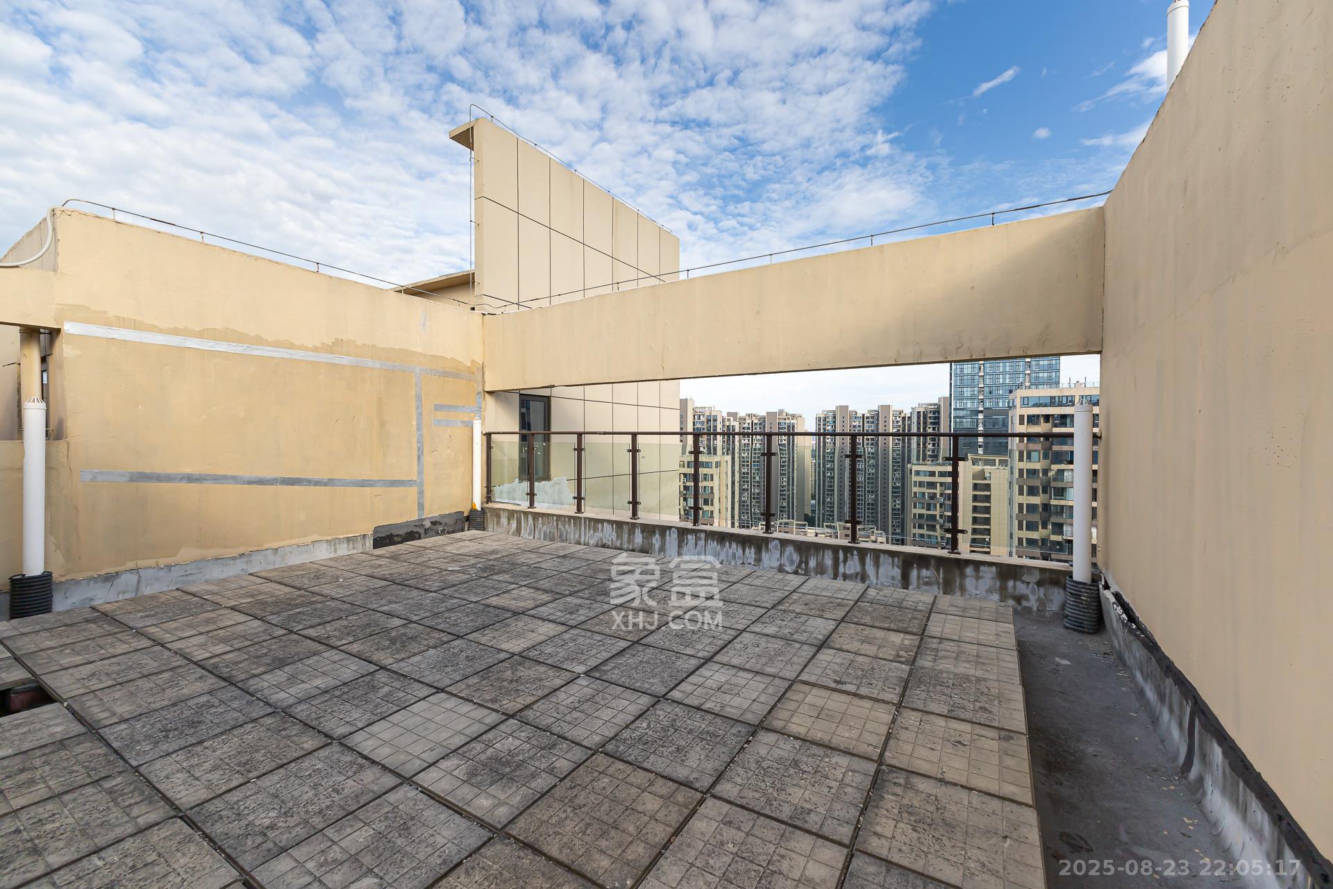 润和湘江天地C区  4室2厅2卫    206.0万阳台