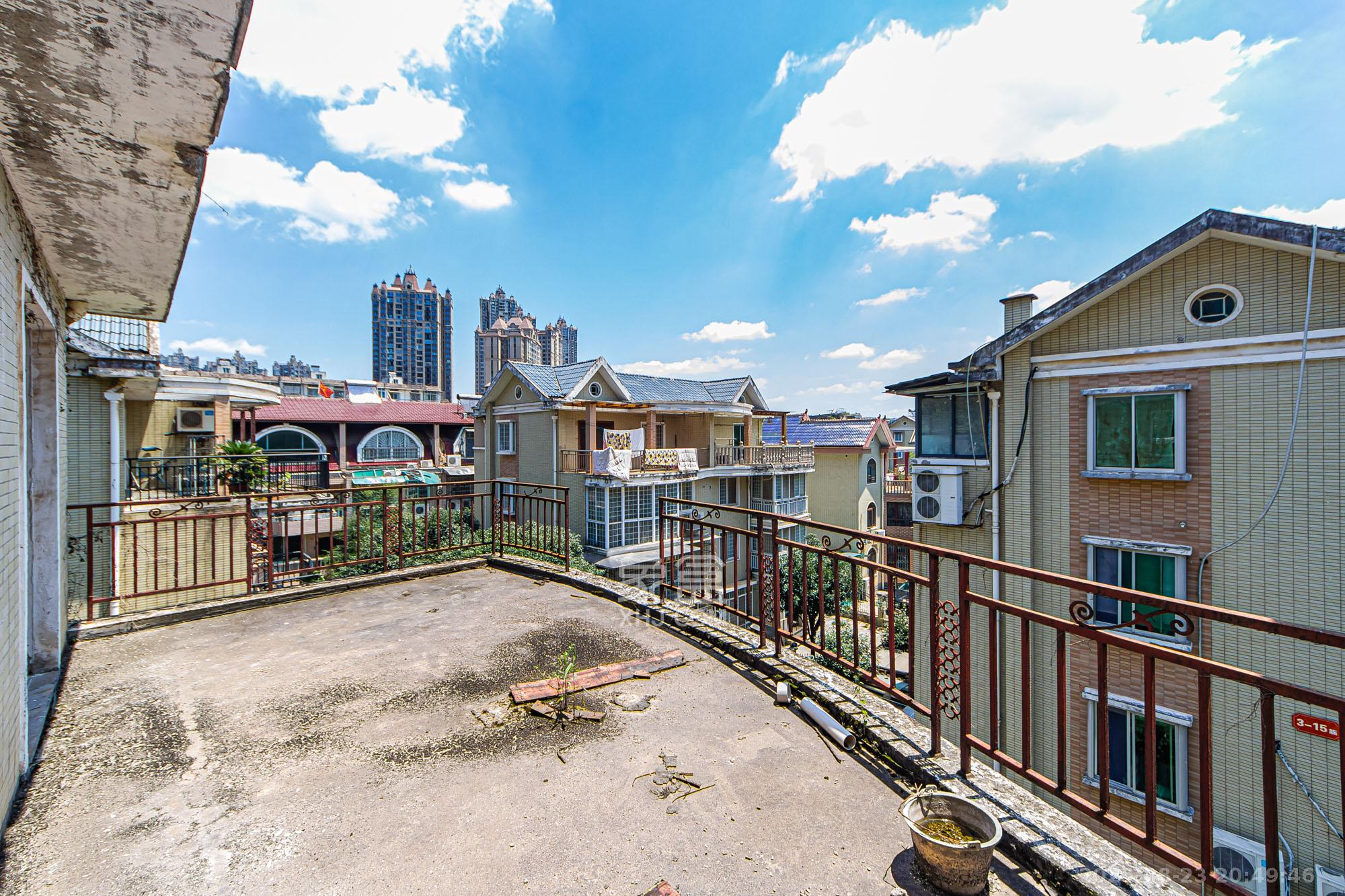 长泰豪园  5室3厅3卫    455.0万阳台