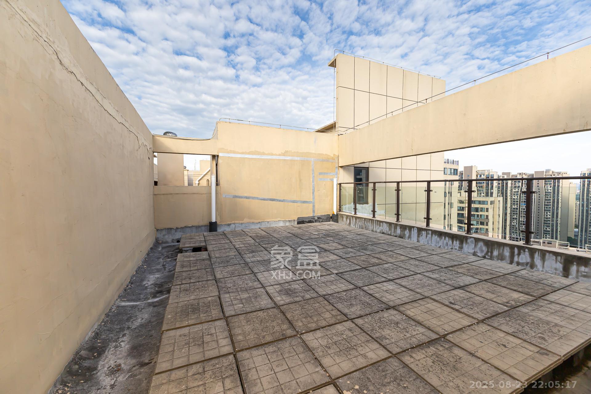 润和湘江天地C区  4室2厅2卫    206.0万阳台