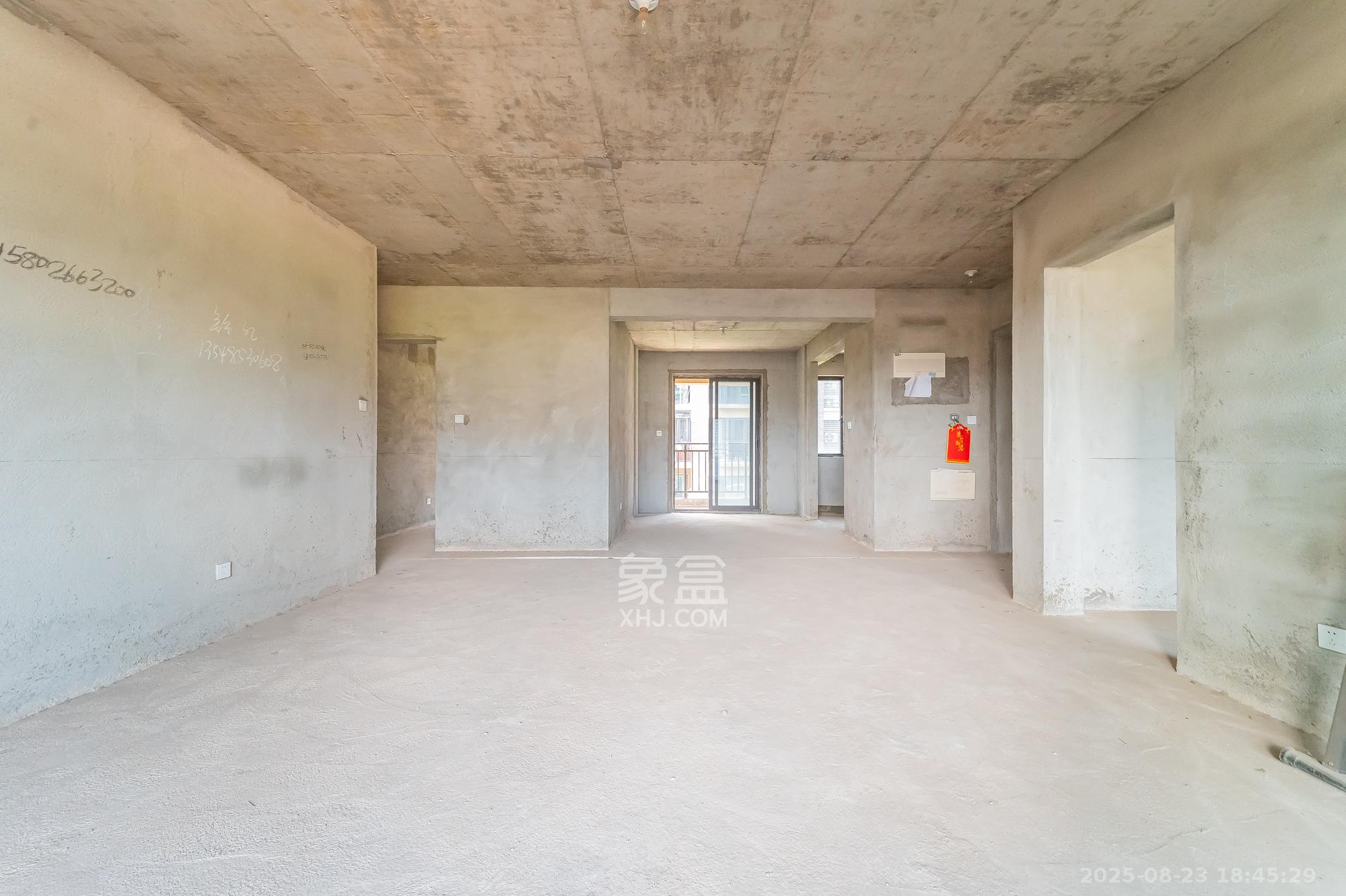 星湖湾二期洋房  5室2厅2卫    160.0万 星湖湾二期洋房  5室2厅2卫    160.0万客厅