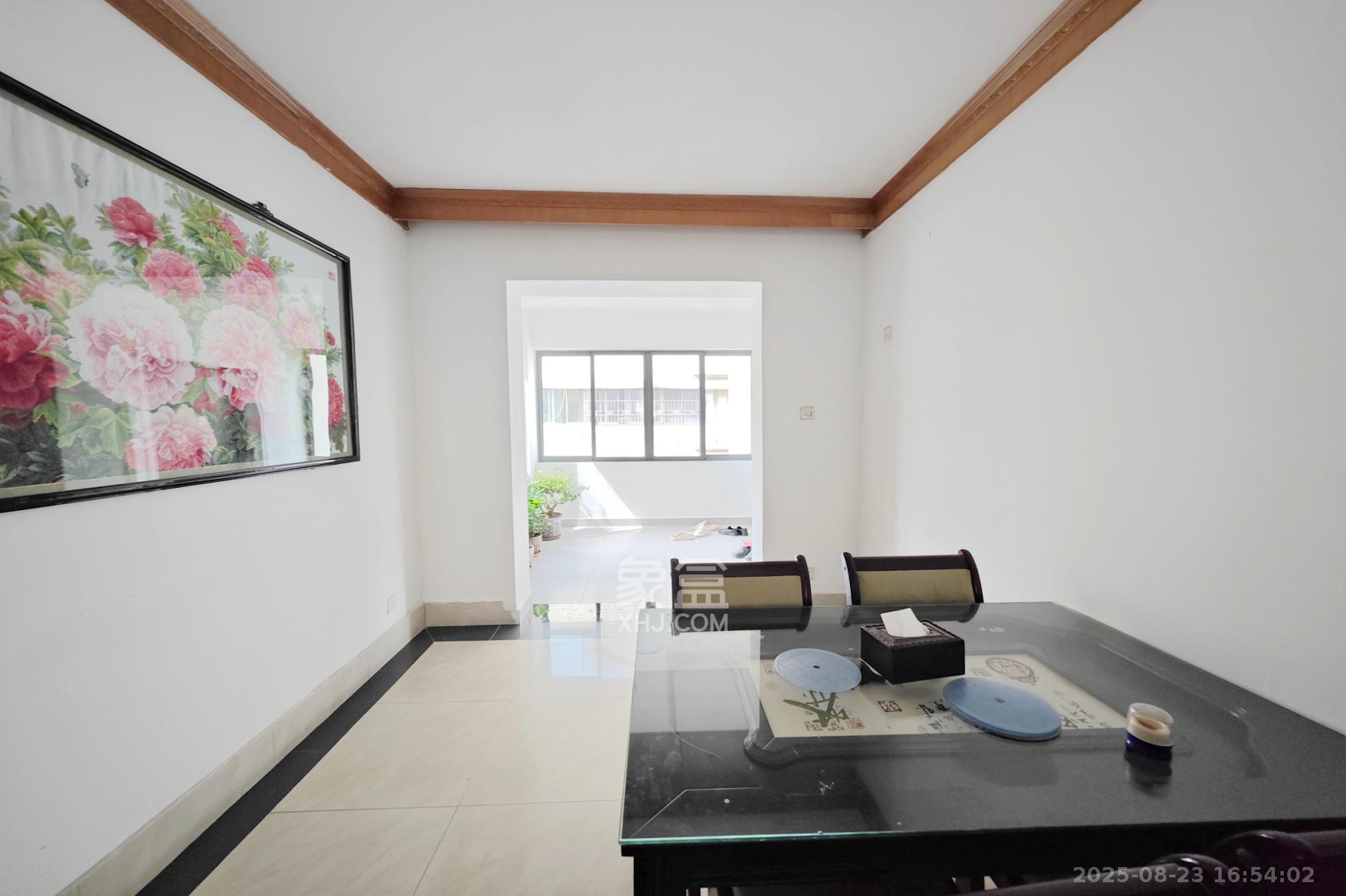 地税五分局小区  3室2厅2卫    122.0万客厅