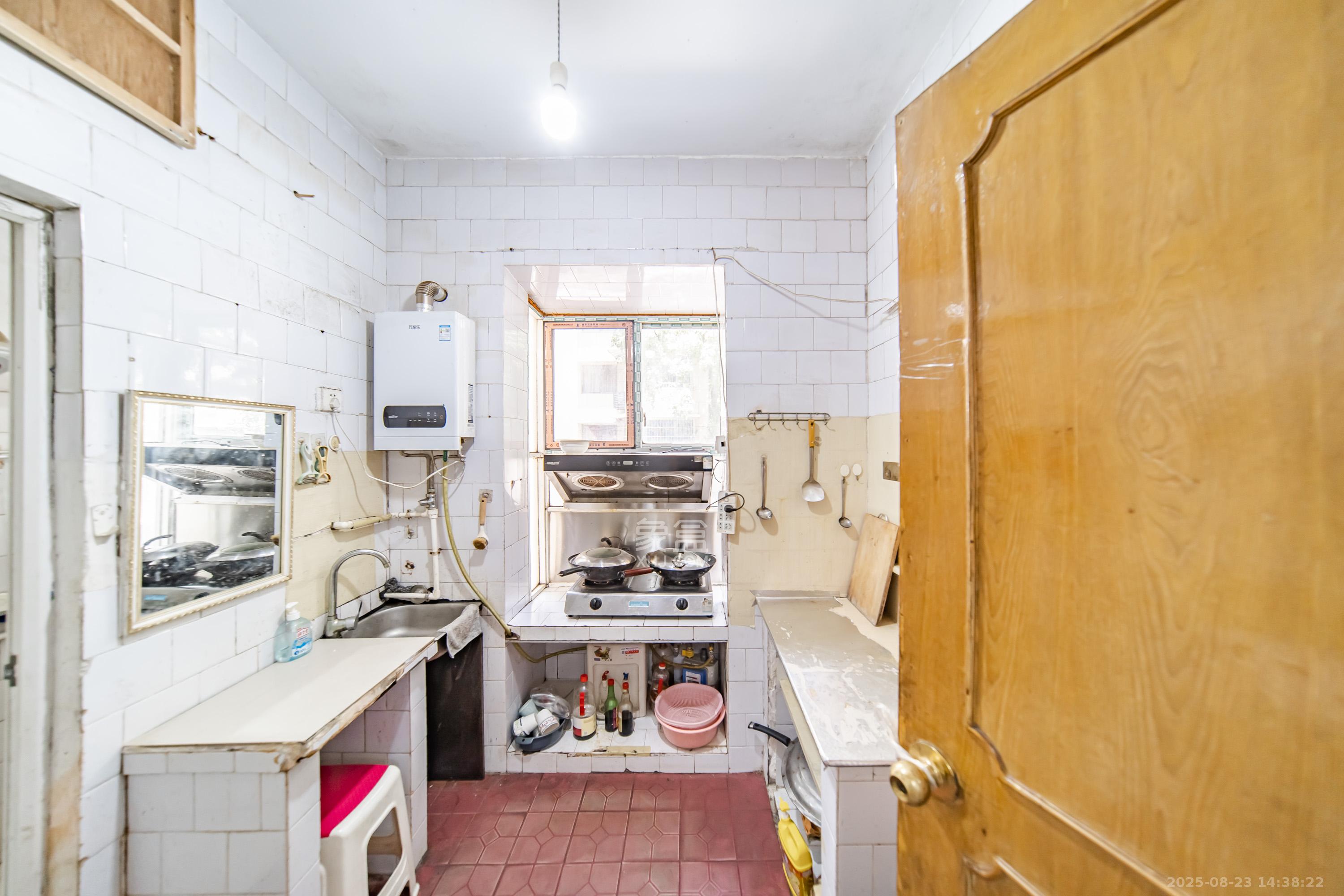 茶山村小区  2室1厅1卫    84.0万厨房