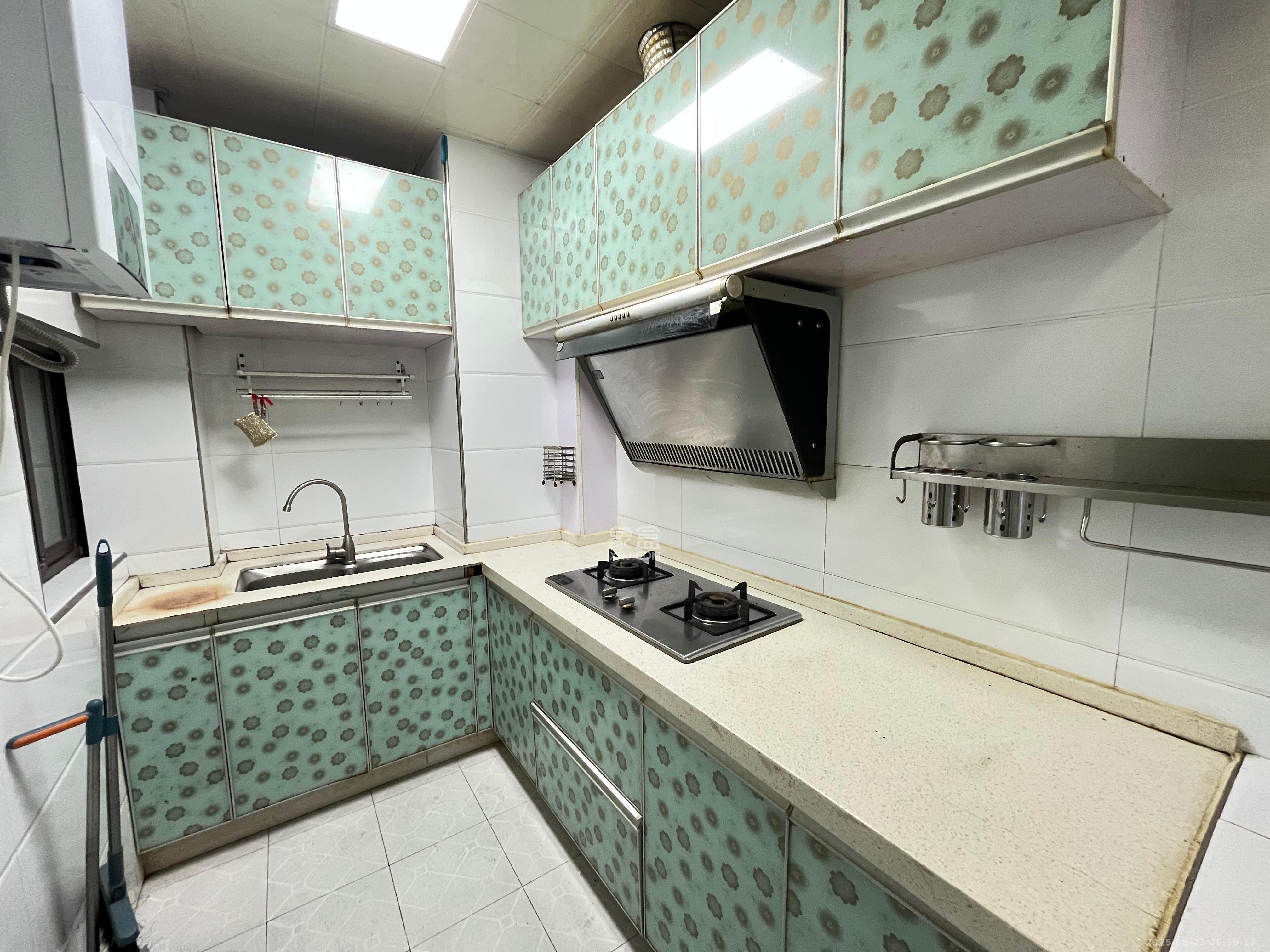 绿地中央广场 2室1厅1卫 2300.0元/月 绿地中央广场 2室1厅1卫 2300.0元/月室内图