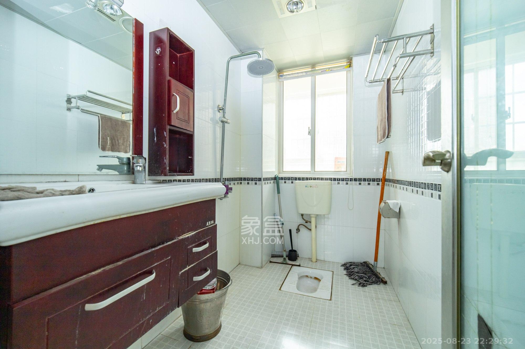 紫晶城  3室2厅2卫    73.8万 紫晶城  3室2厅2卫    73.8万卫生间