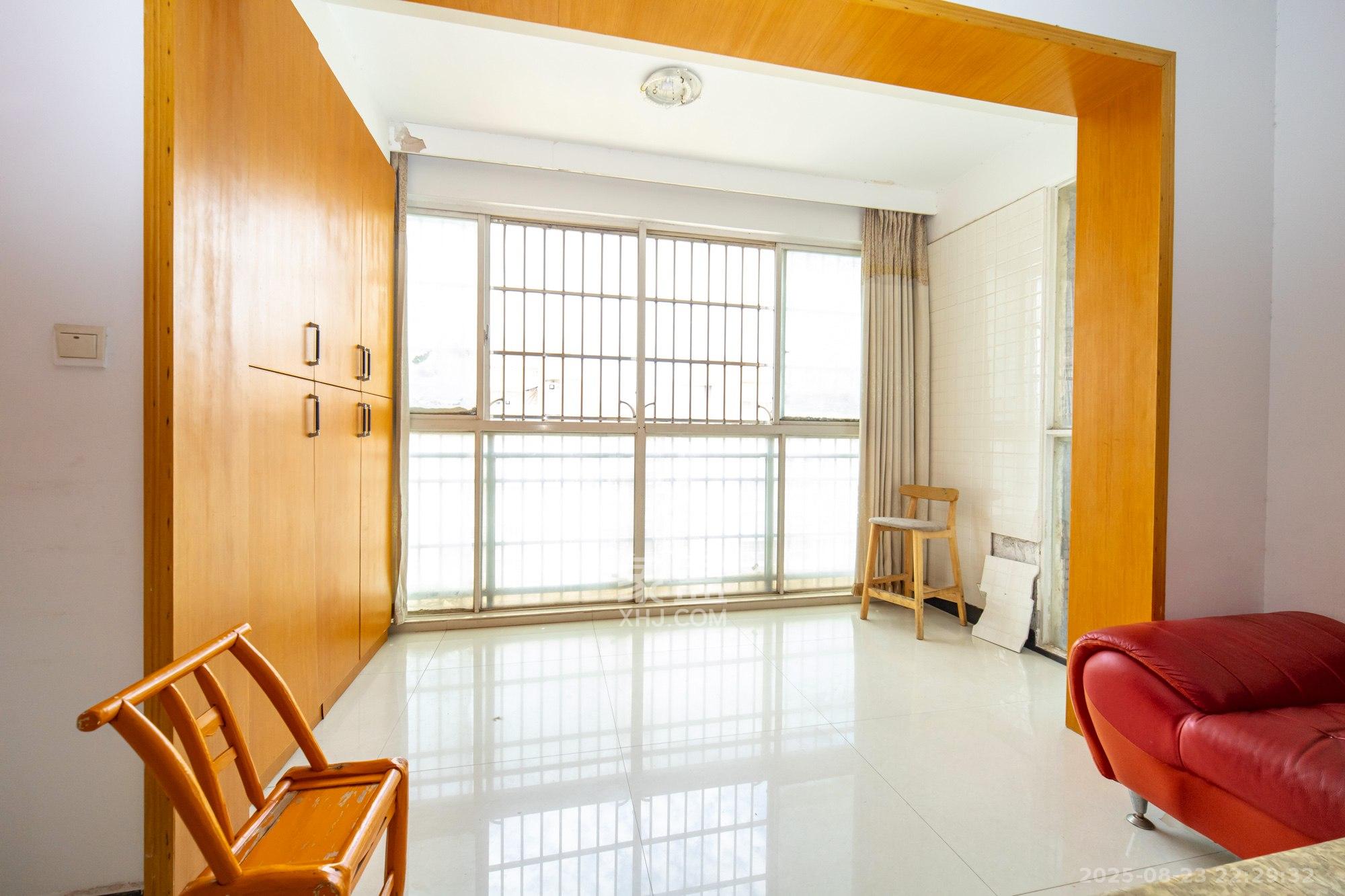 紫晶城  3室2厅2卫    73.8万 紫晶城  3室2厅2卫    73.8万阳台