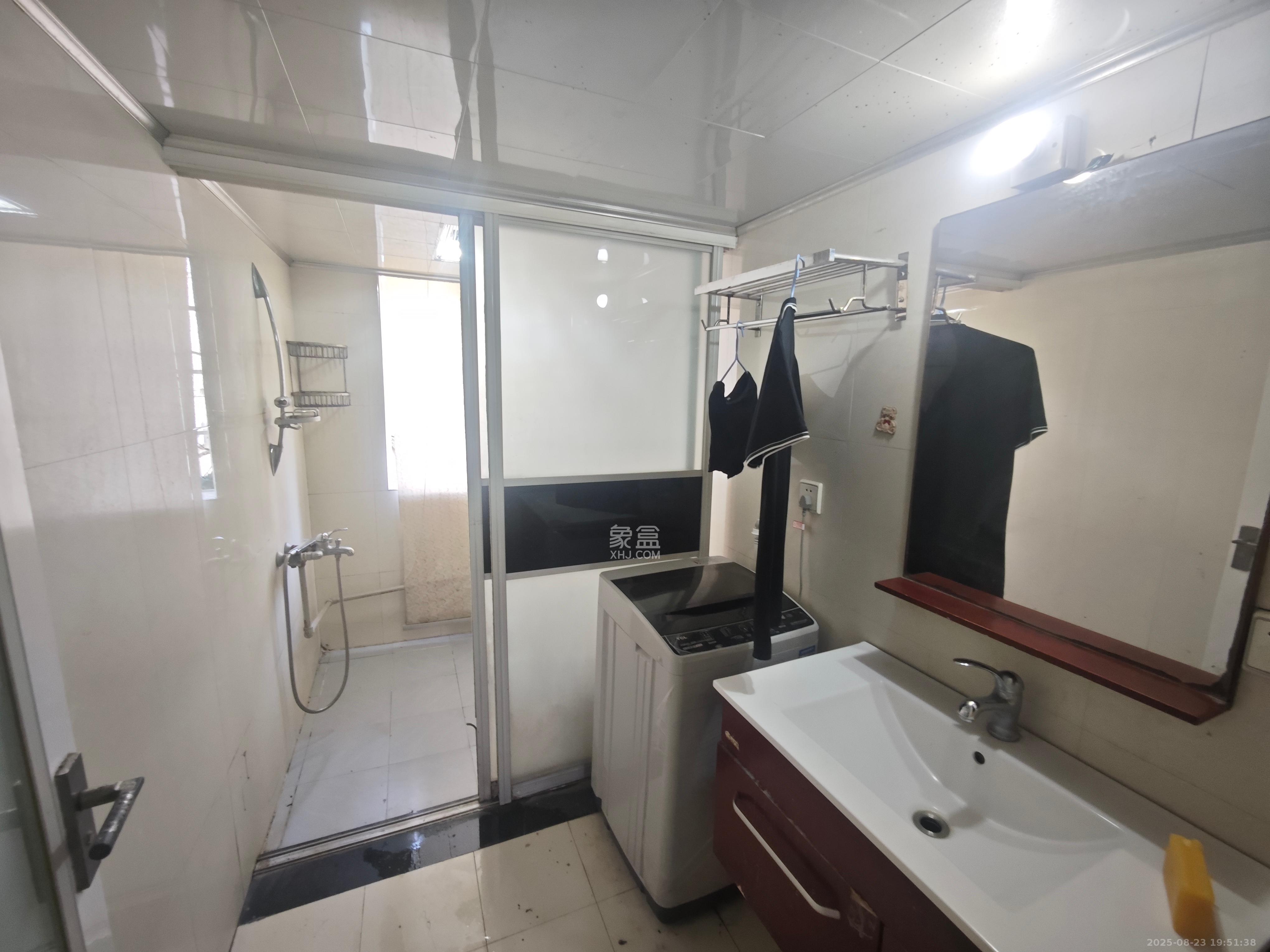 红叶山庄  3室2厅2卫    2500.0元/月 红叶山庄  3室2厅2卫    2500.0元/月室内图