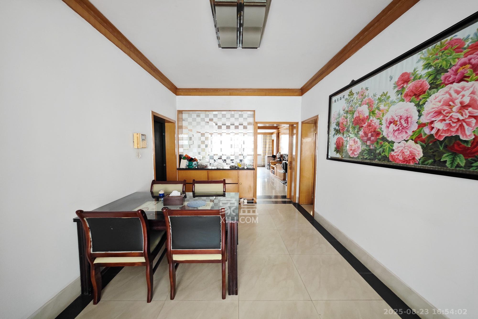 地税五分局小区  3室2厅2卫    122.0万客厅