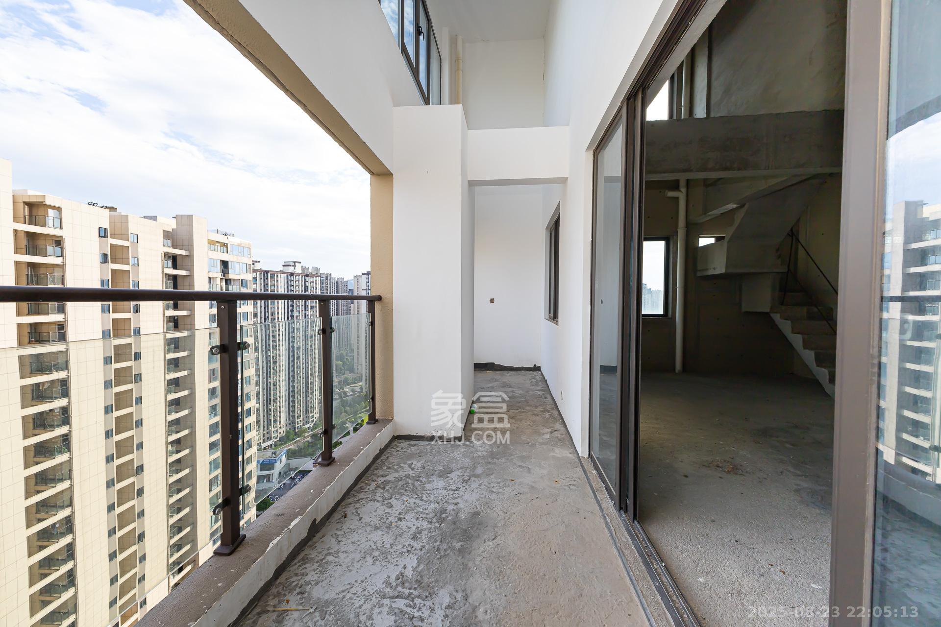 润和湘江天地C区  4室2厅2卫    206.0万阳台