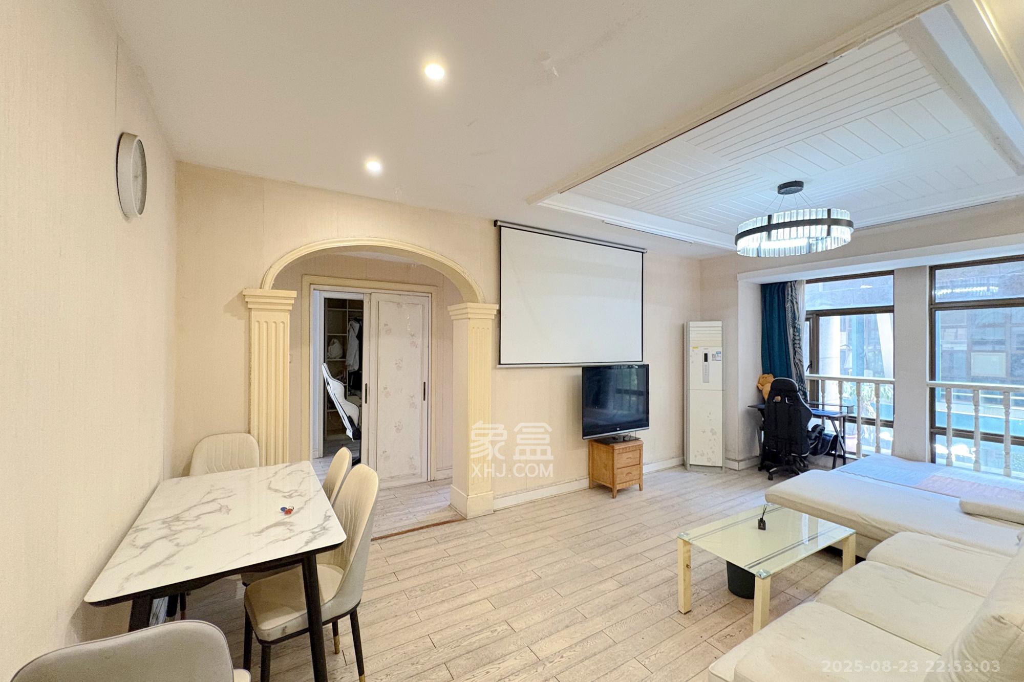 铂宫  3室2厅2卫    140.0万 铂宫  3室2厅2卫    140.0万客厅