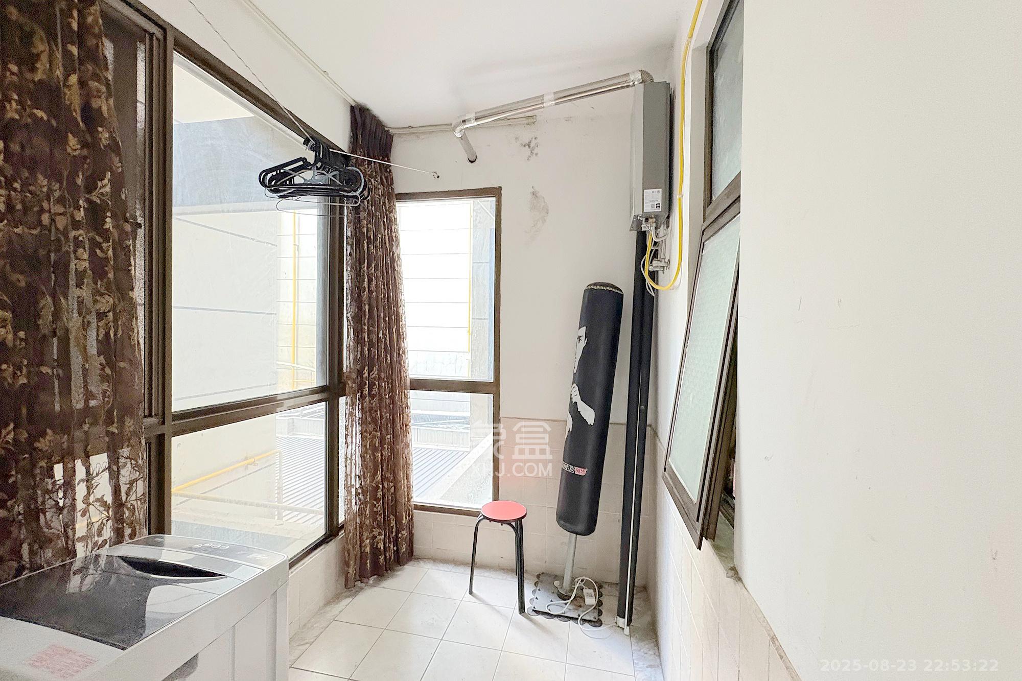 铂宫  3室2厅2卫    140.0万 铂宫  3室2厅2卫    140.0万阳台