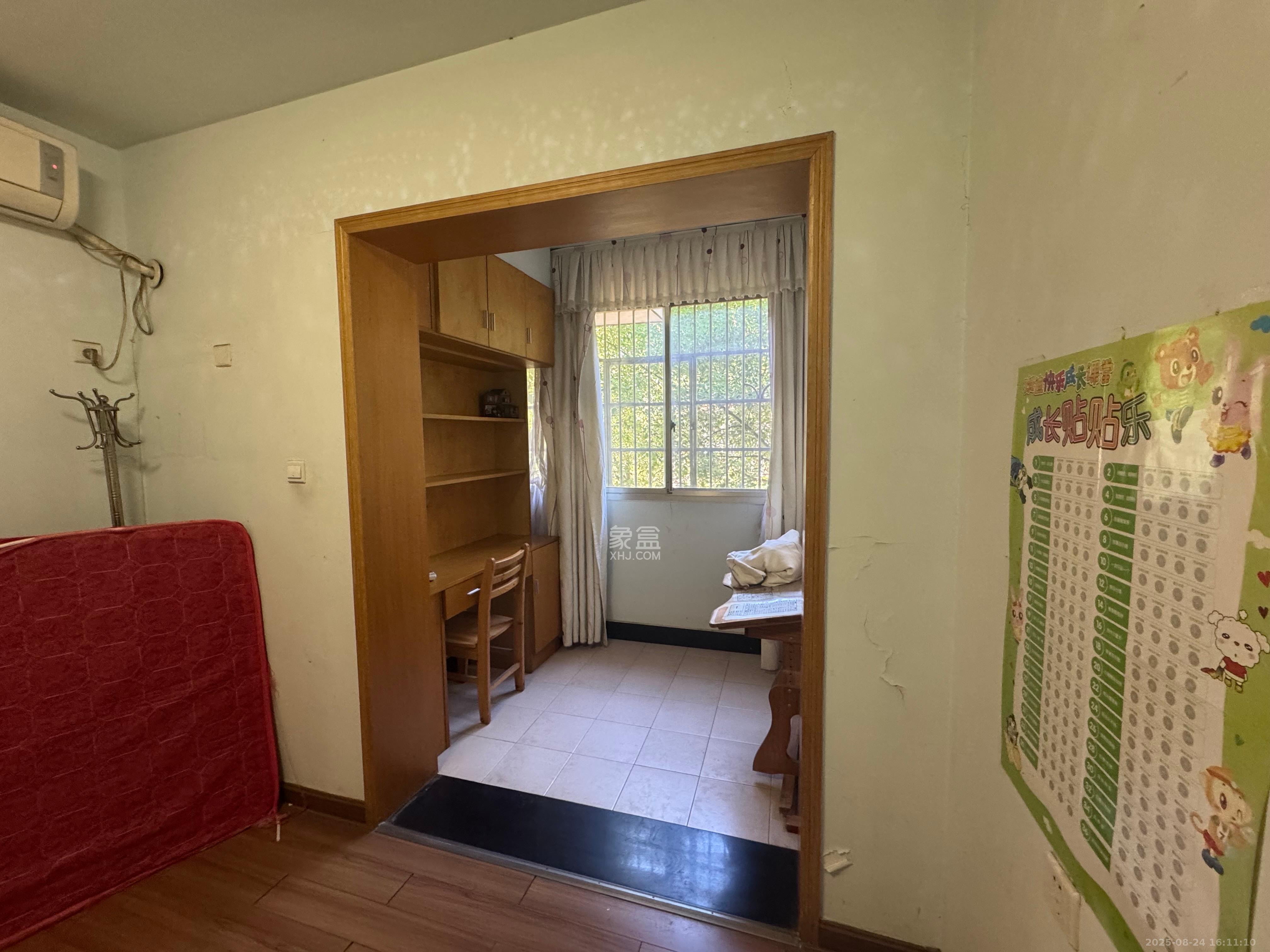 鄱阳小区  1室2厅1卫    1400.0元/月 鄱阳小区  1室2厅1卫    1400.0元/月室内图