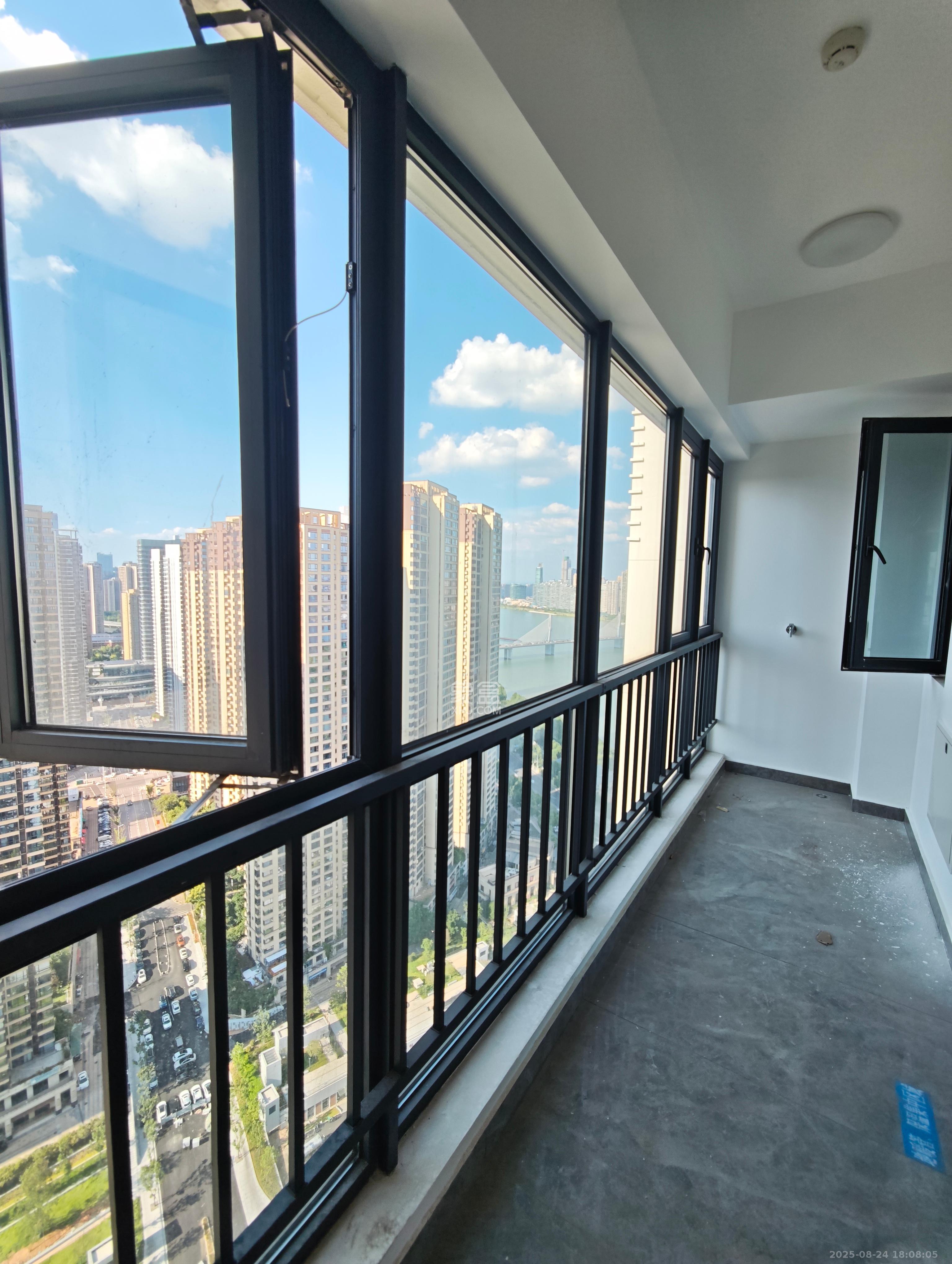 滨江府1913 4室2厅3卫 10000.0元/月 滨江府1913 4室2厅3卫 10000.0元/月室内图