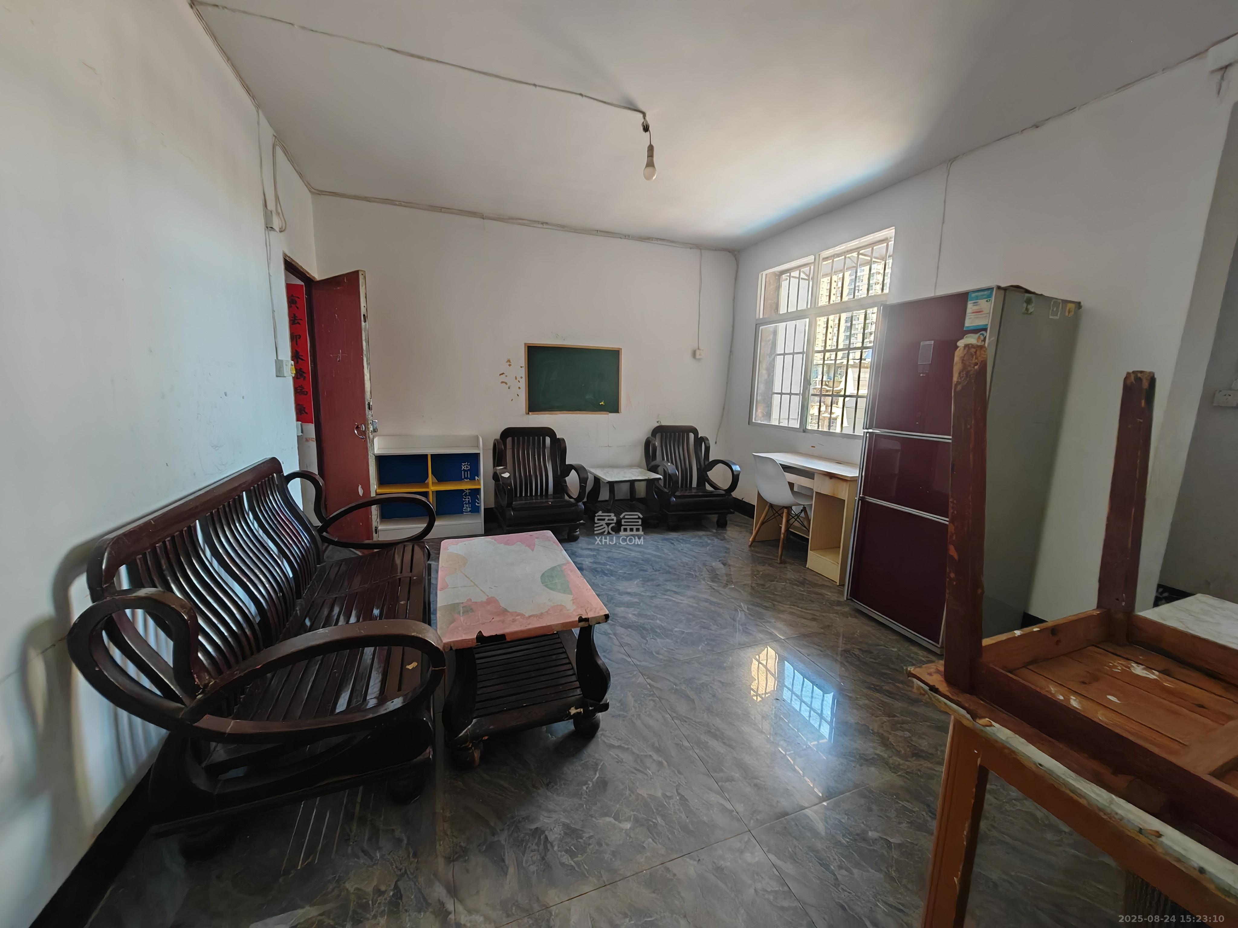 桂花路铁建宿舍  3室1厅1卫    1600.0元/月 桂花路铁建宿舍  3室1厅1卫    1600.0元/月室内图