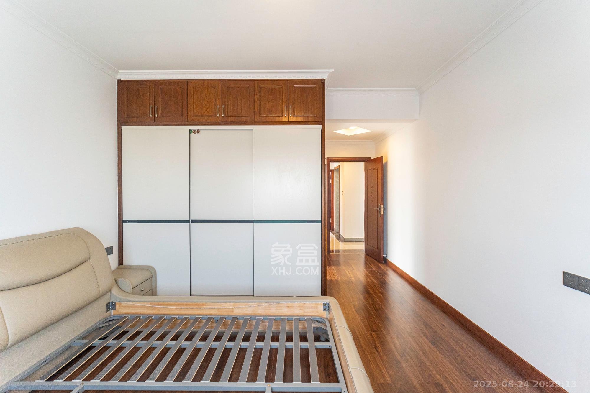 东方美地  3室2厅2卫    90.0万卧室