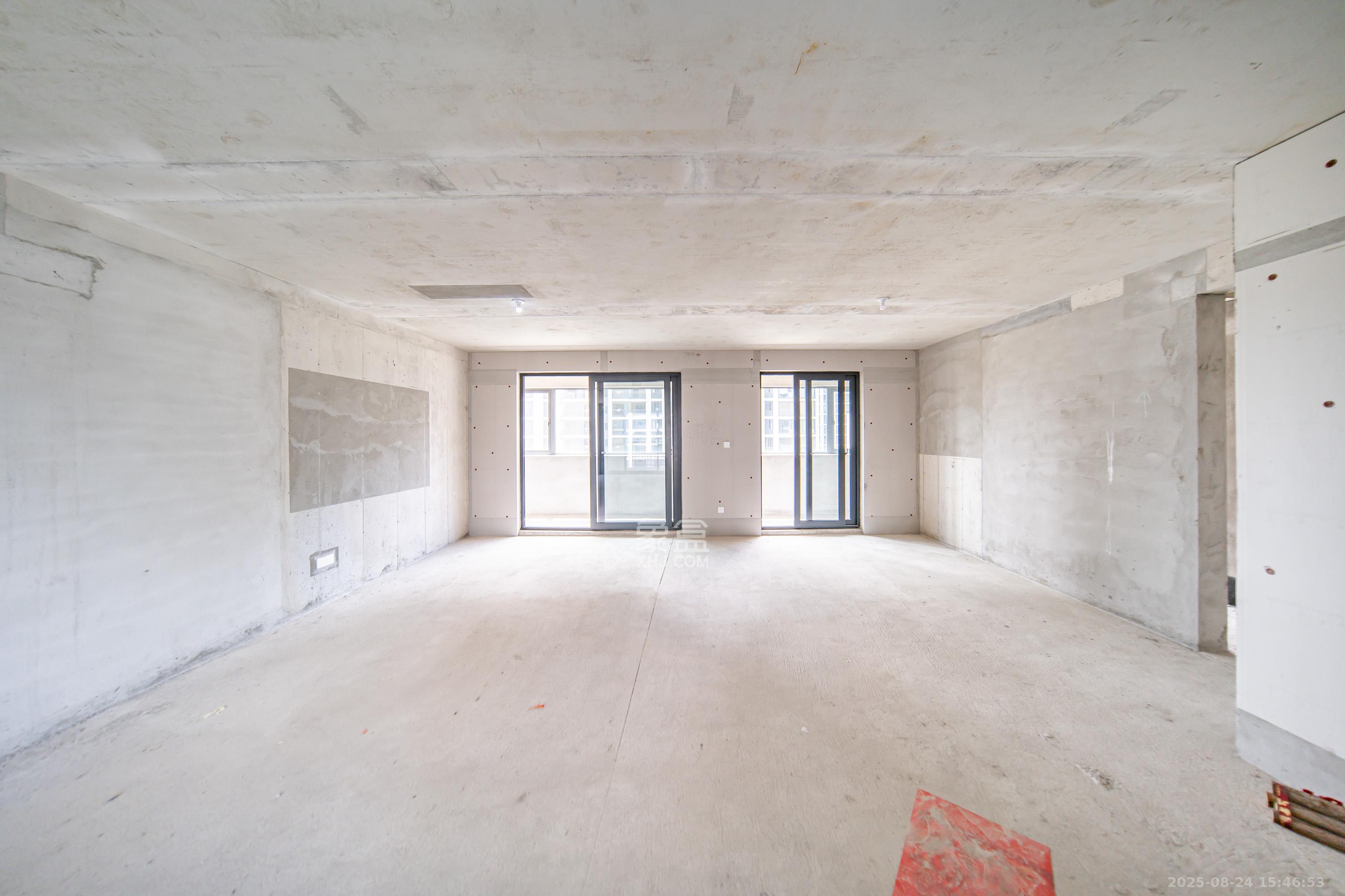 中建钰山湖  4室2厅3卫    290.0万 中建钰山湖  4室2厅3卫    290.0万客厅