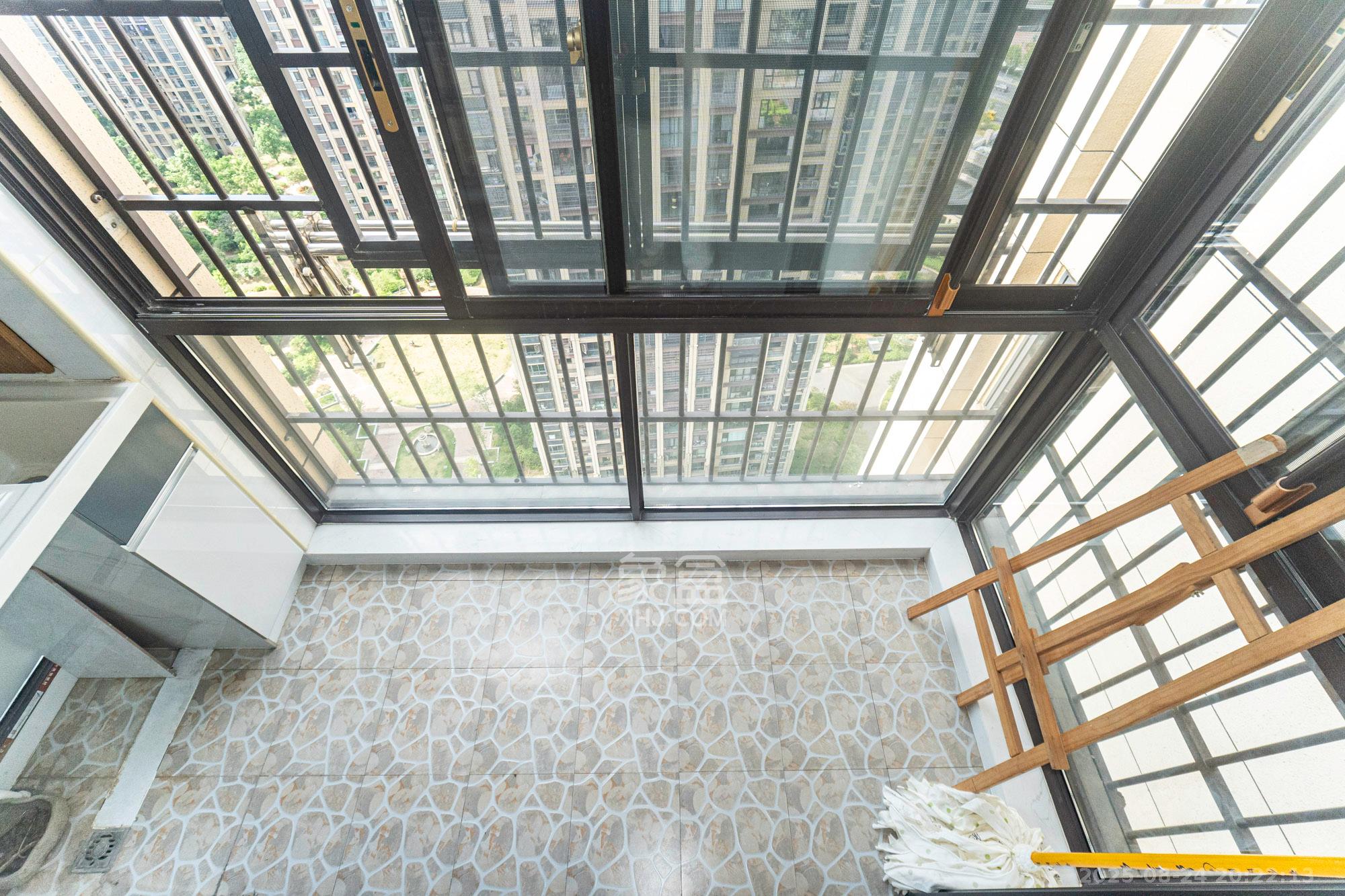 东方美地  3室2厅2卫    90.0万阳台