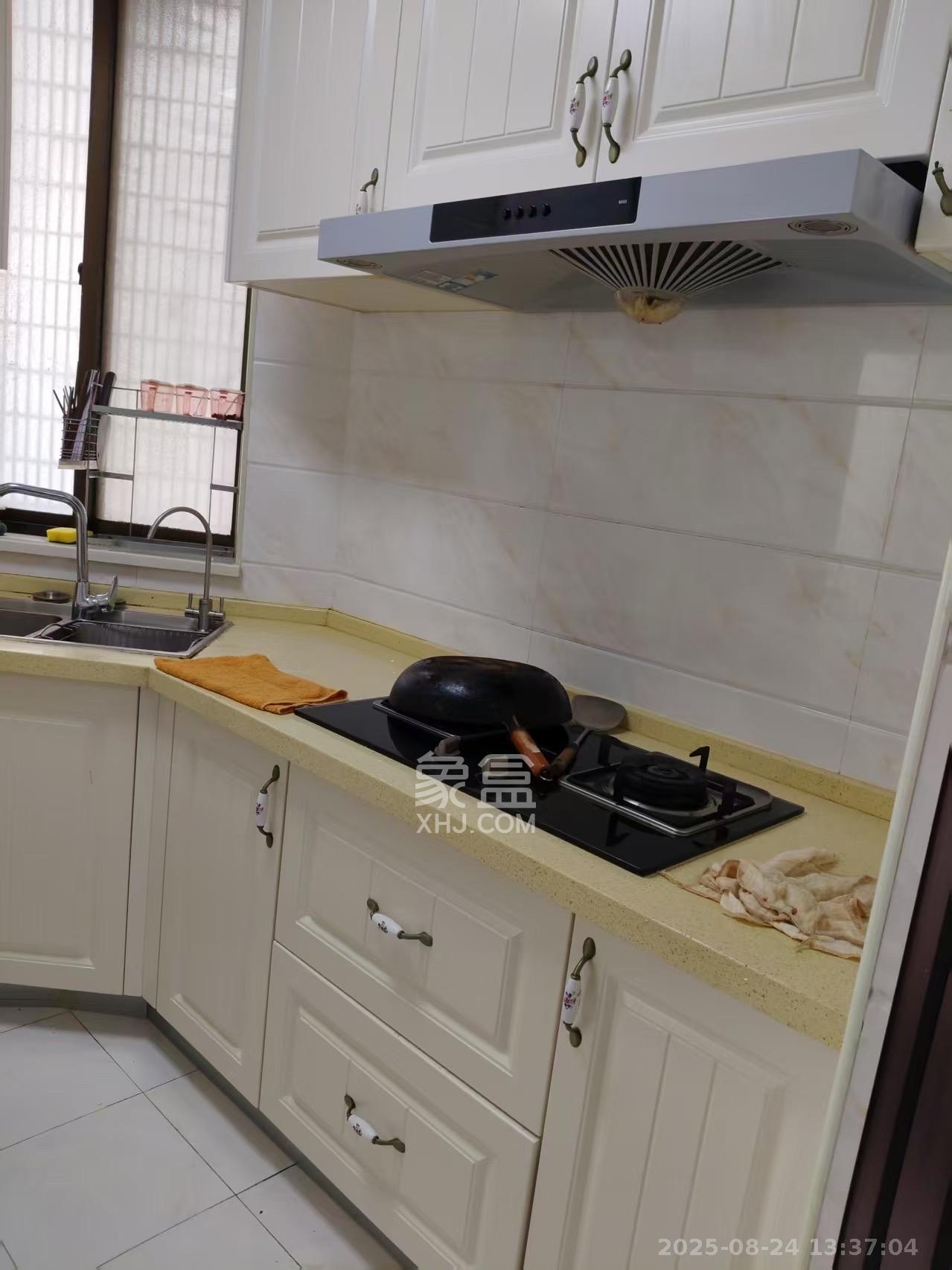 芙蓉广场农行单位宿舍  2室1厅1卫    2600.0元/月 芙蓉广场农行单位宿舍  2室1厅1卫    2600.0元/月室内图