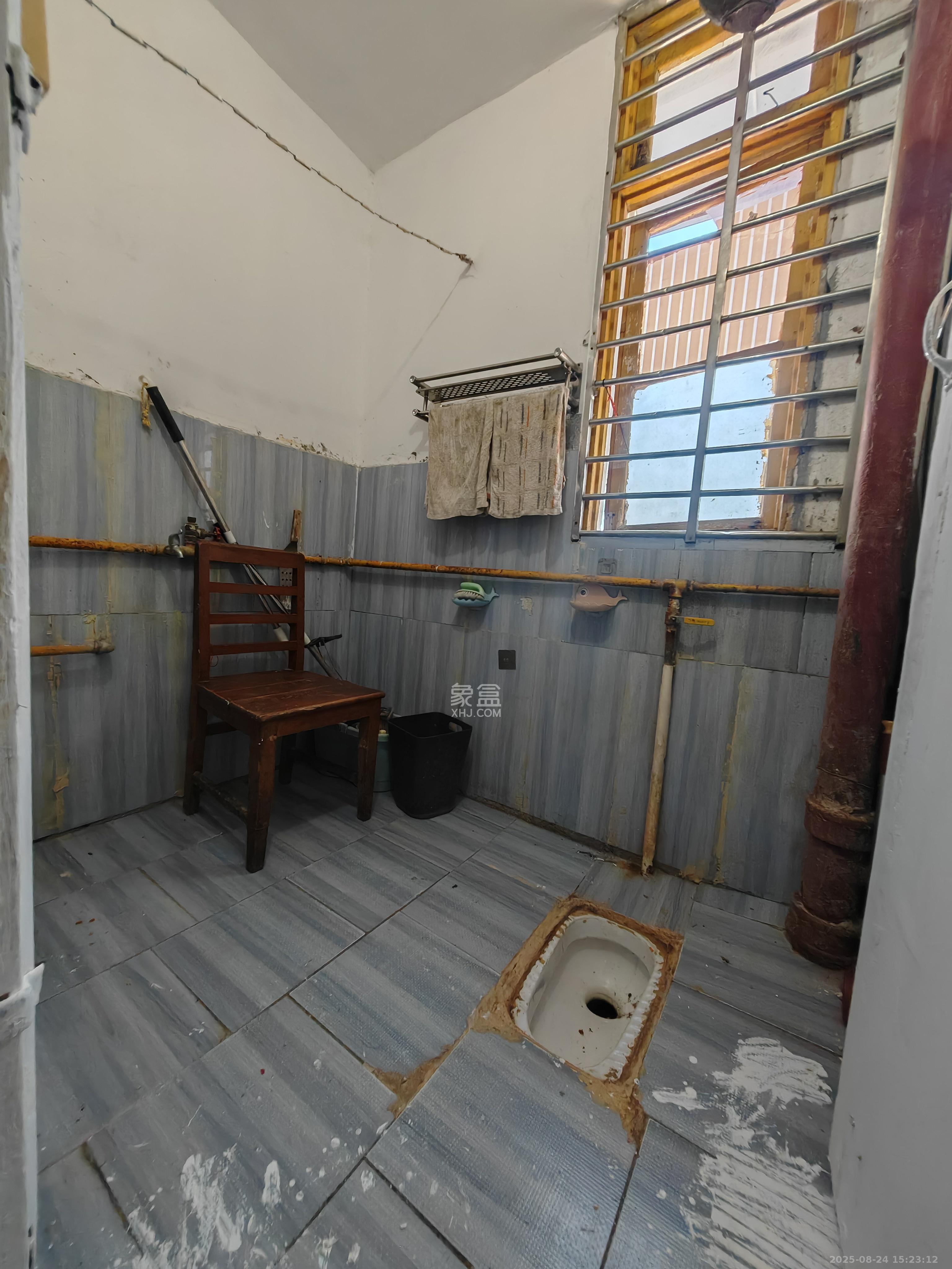 桂花路铁建宿舍  3室1厅1卫    1600.0元/月 桂花路铁建宿舍  3室1厅1卫    1600.0元/月室内图