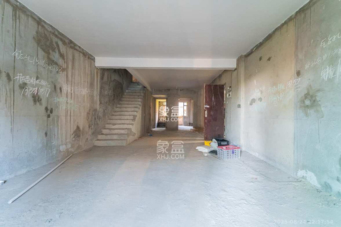 海伦春天 8室3厅5卫 258.0万 海伦春天 8室3厅5卫 258.0万客厅