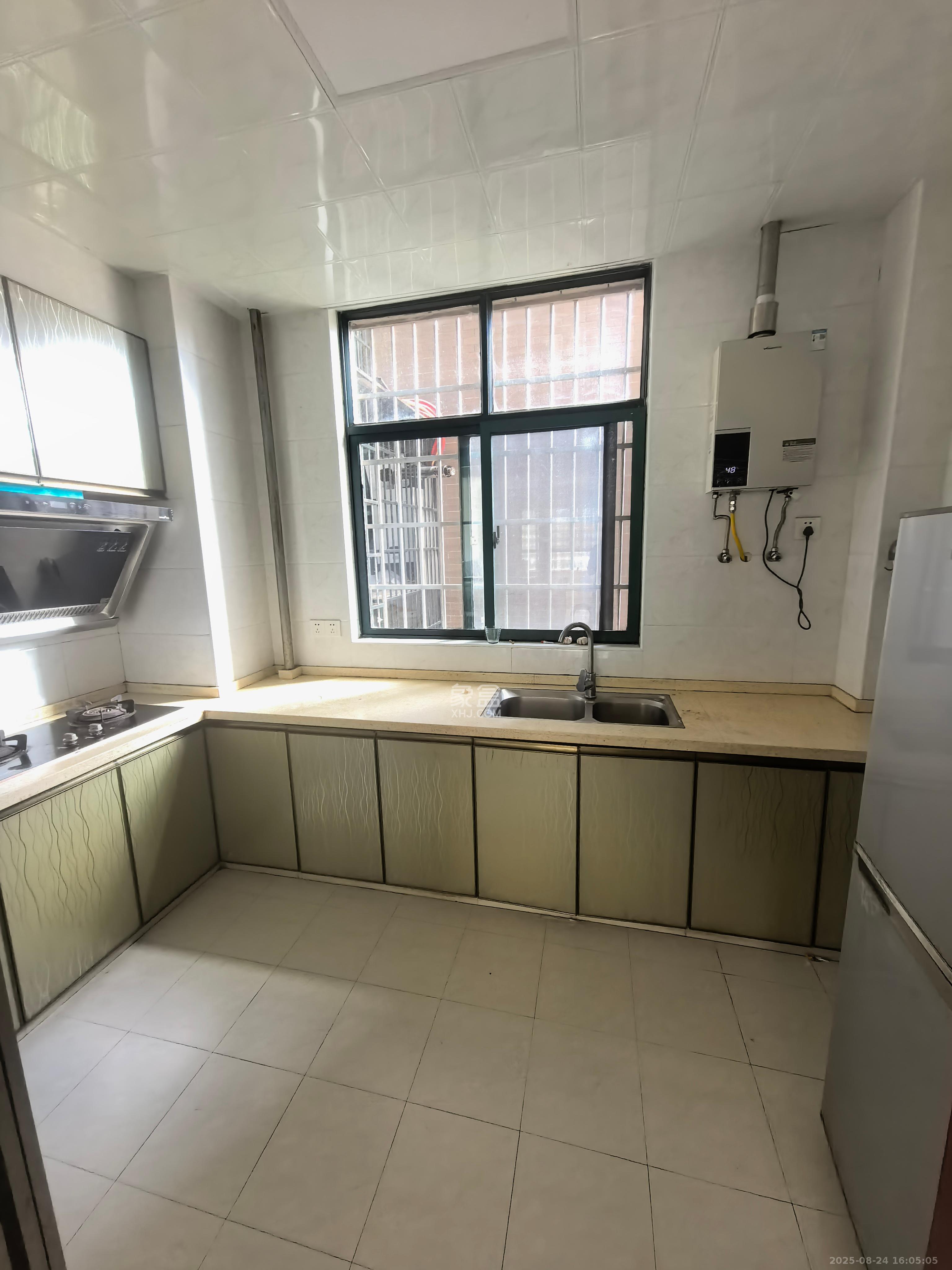 湖湘林语二期 3室2厅2卫 1700.0元/月 湖湘林语二期 3室2厅2卫 1700.0元/月室内图