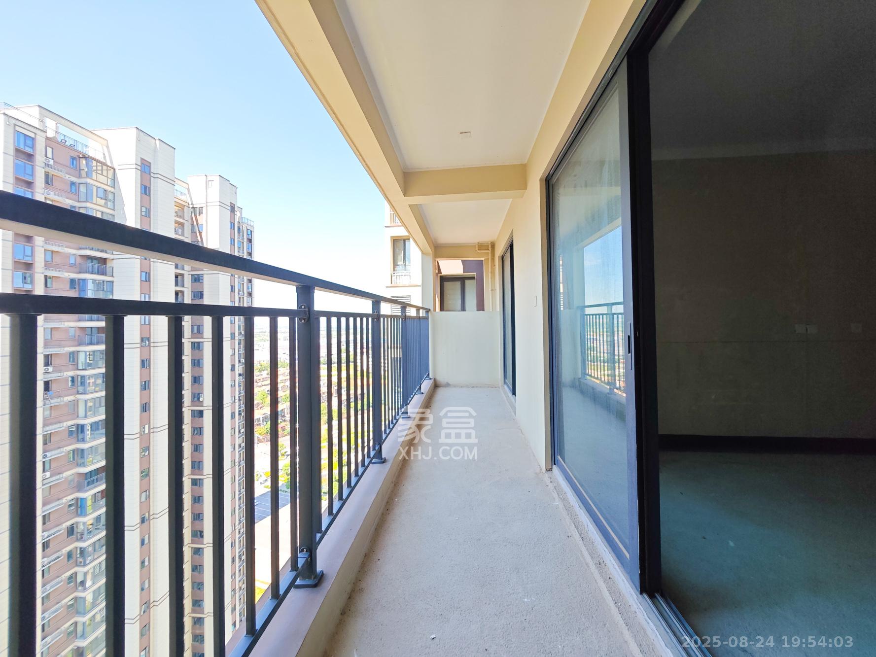 长沙融创城 3室2厅2卫 46.8万 长沙融创城 3室2厅2卫 46.8万阳台