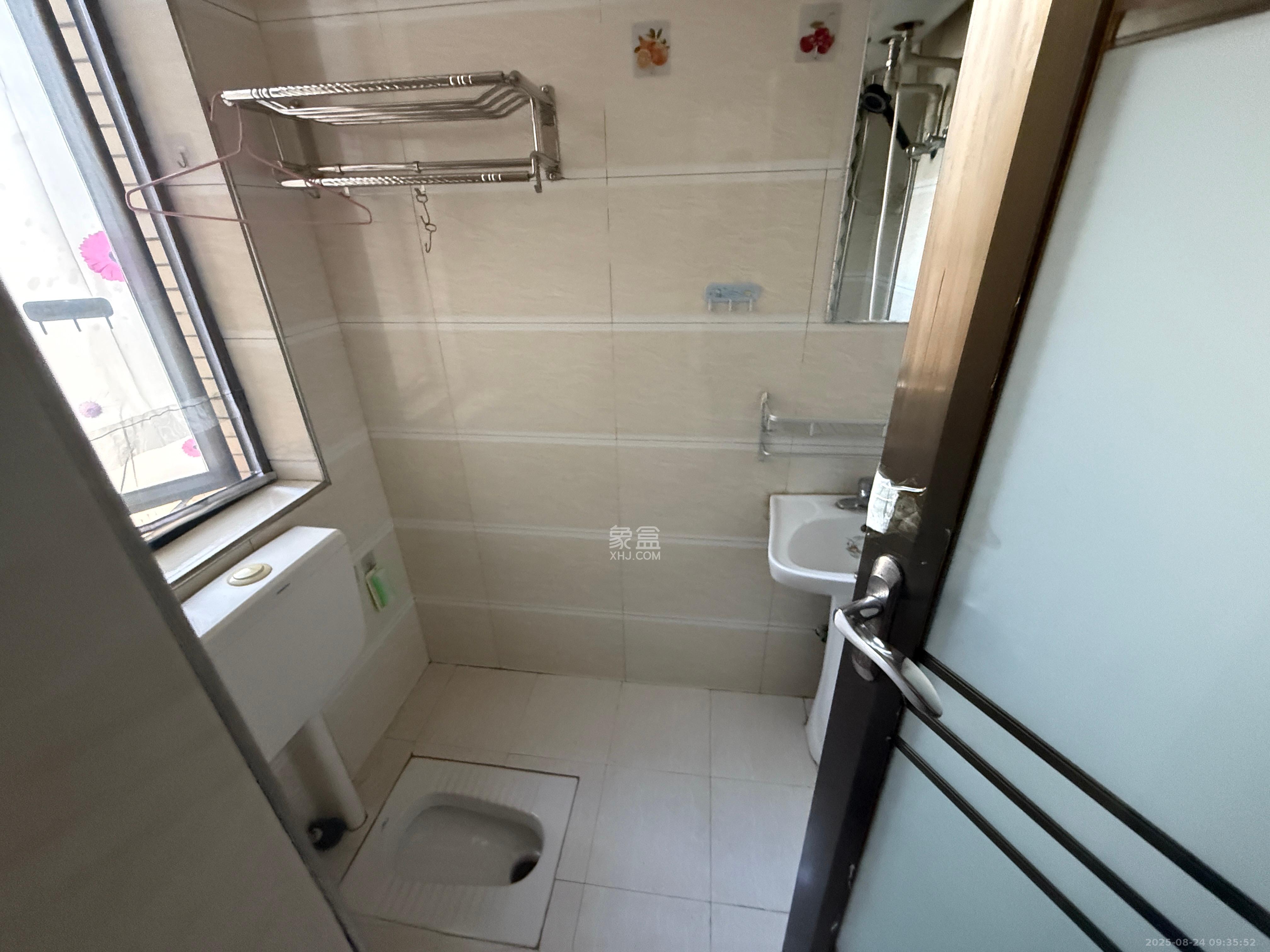 岳华嘉园  1室1厅1卫    1100.0元/月 岳华嘉园  1室1厅1卫    1100.0元/月室内图