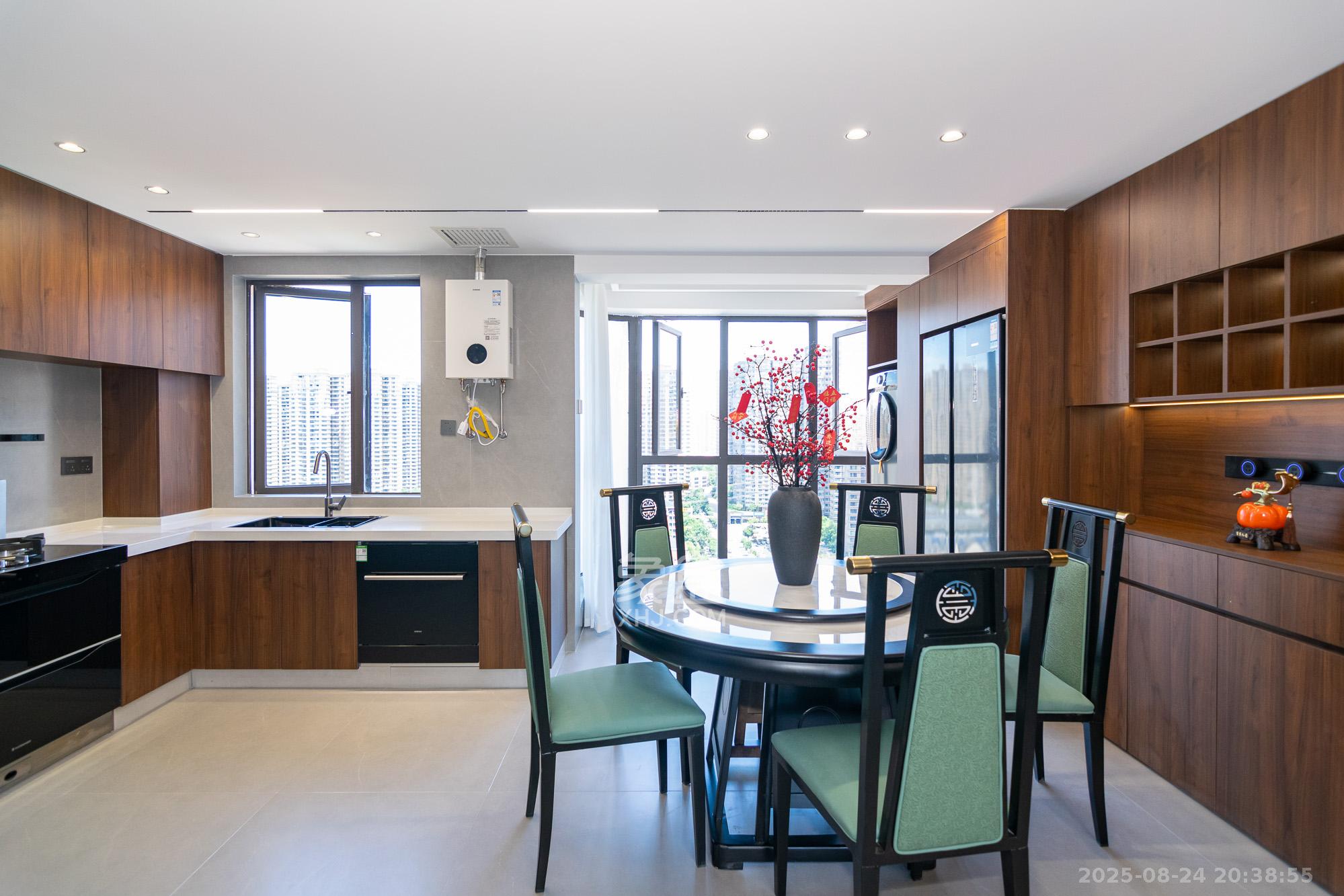 润和美郡(润和紫郡五期) 5室2厅2卫 136.8万 润和美郡(润和紫郡五期) 5室2厅2卫 136.8万客厅