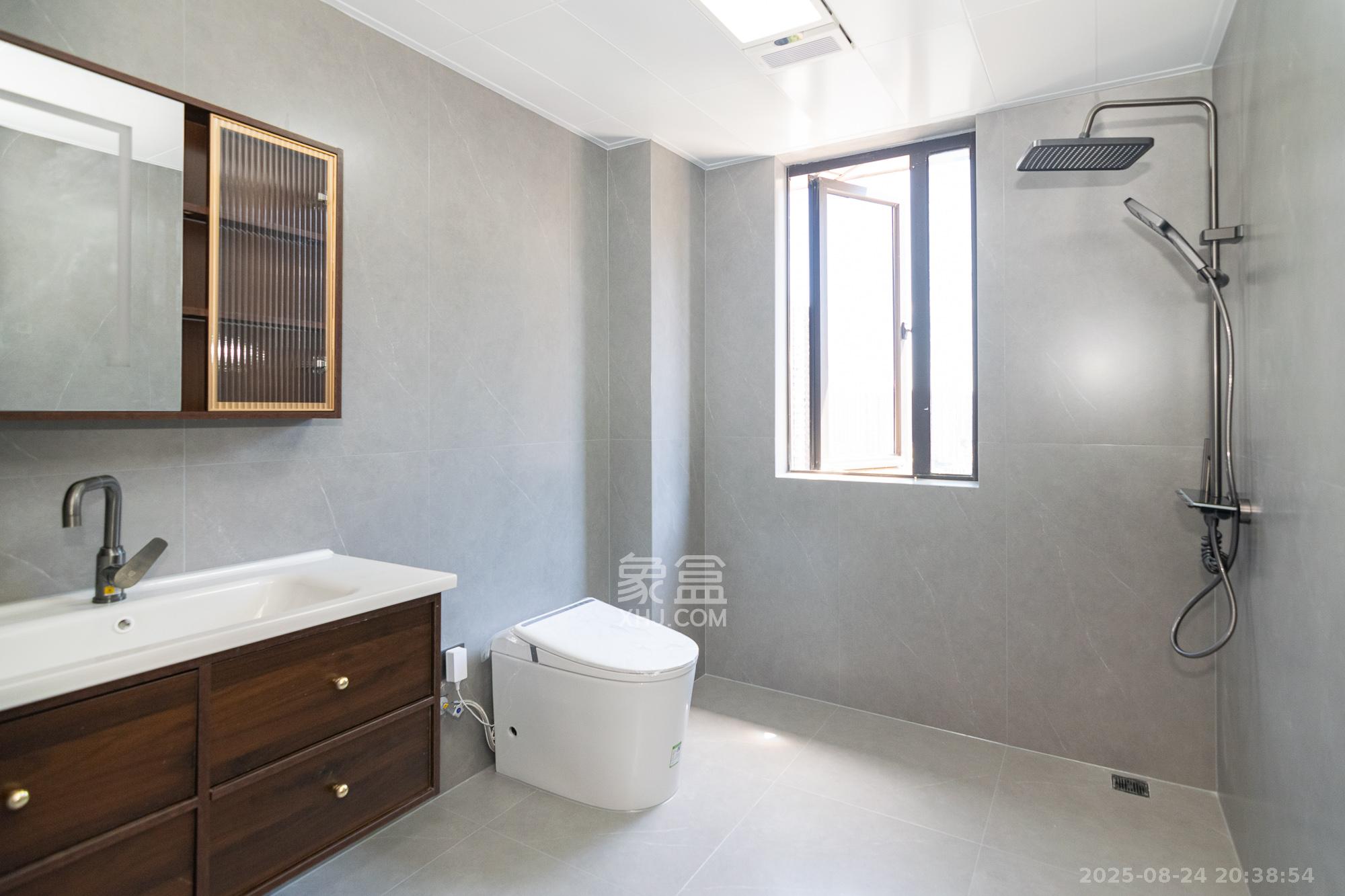 润和美郡(润和紫郡五期) 5室2厅2卫 136.8万 润和美郡(润和紫郡五期) 5室2厅2卫 136.8万卫生间