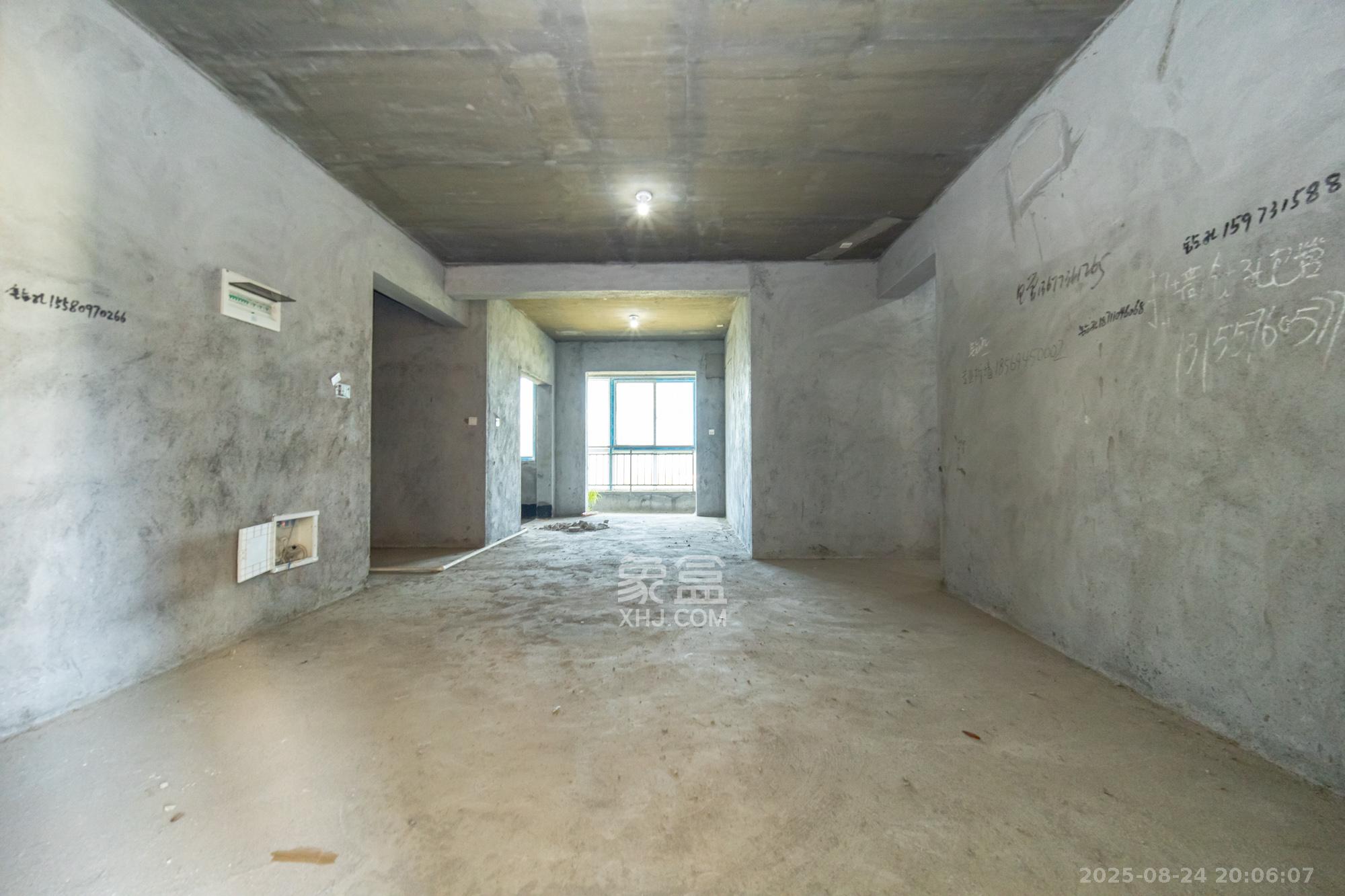 楚天世纪城西苑  3室2厅2卫    93.8万客厅