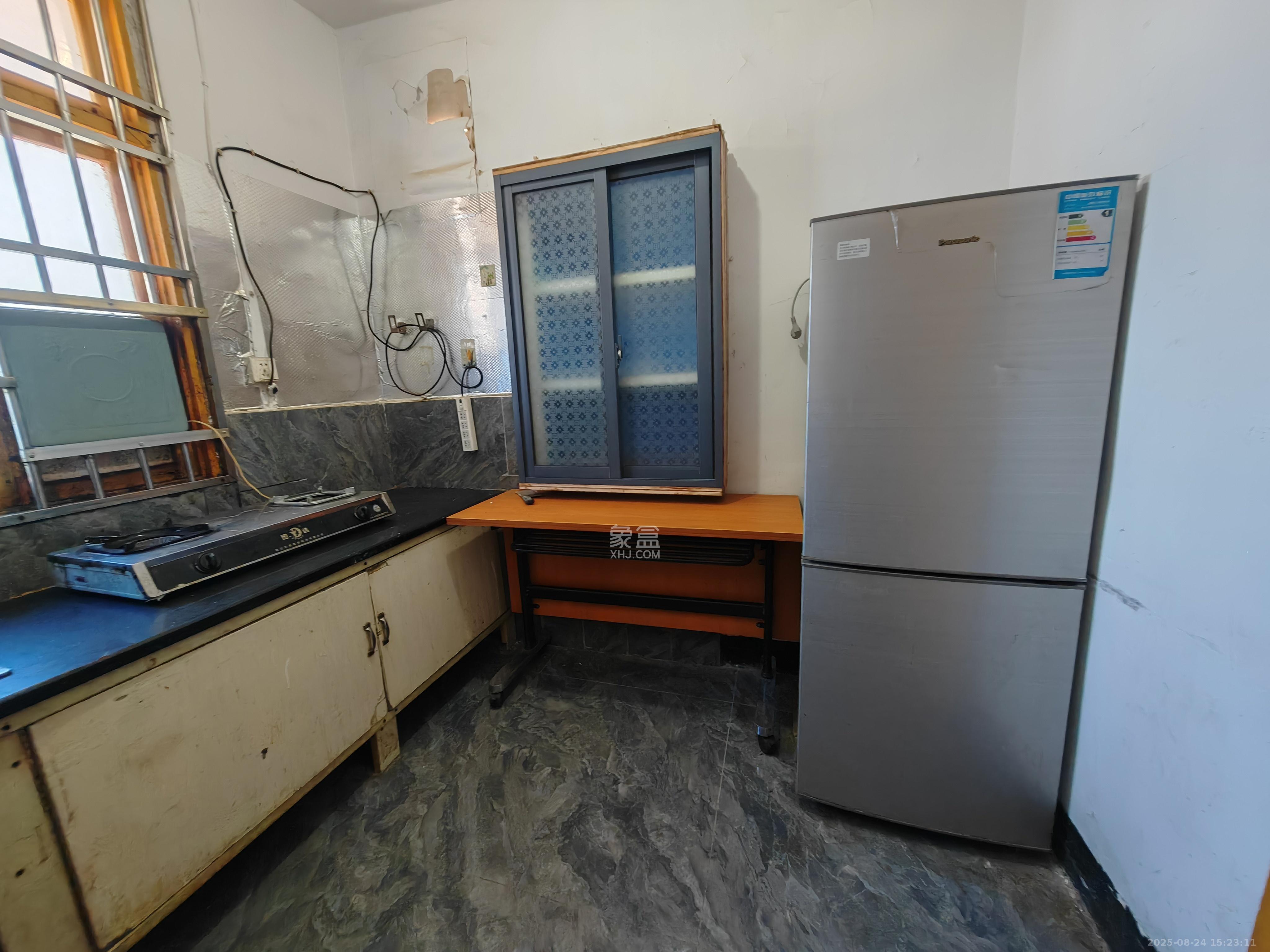 桂花路铁建宿舍  3室1厅1卫    1600.0元/月 桂花路铁建宿舍  3室1厅1卫    1600.0元/月室内图