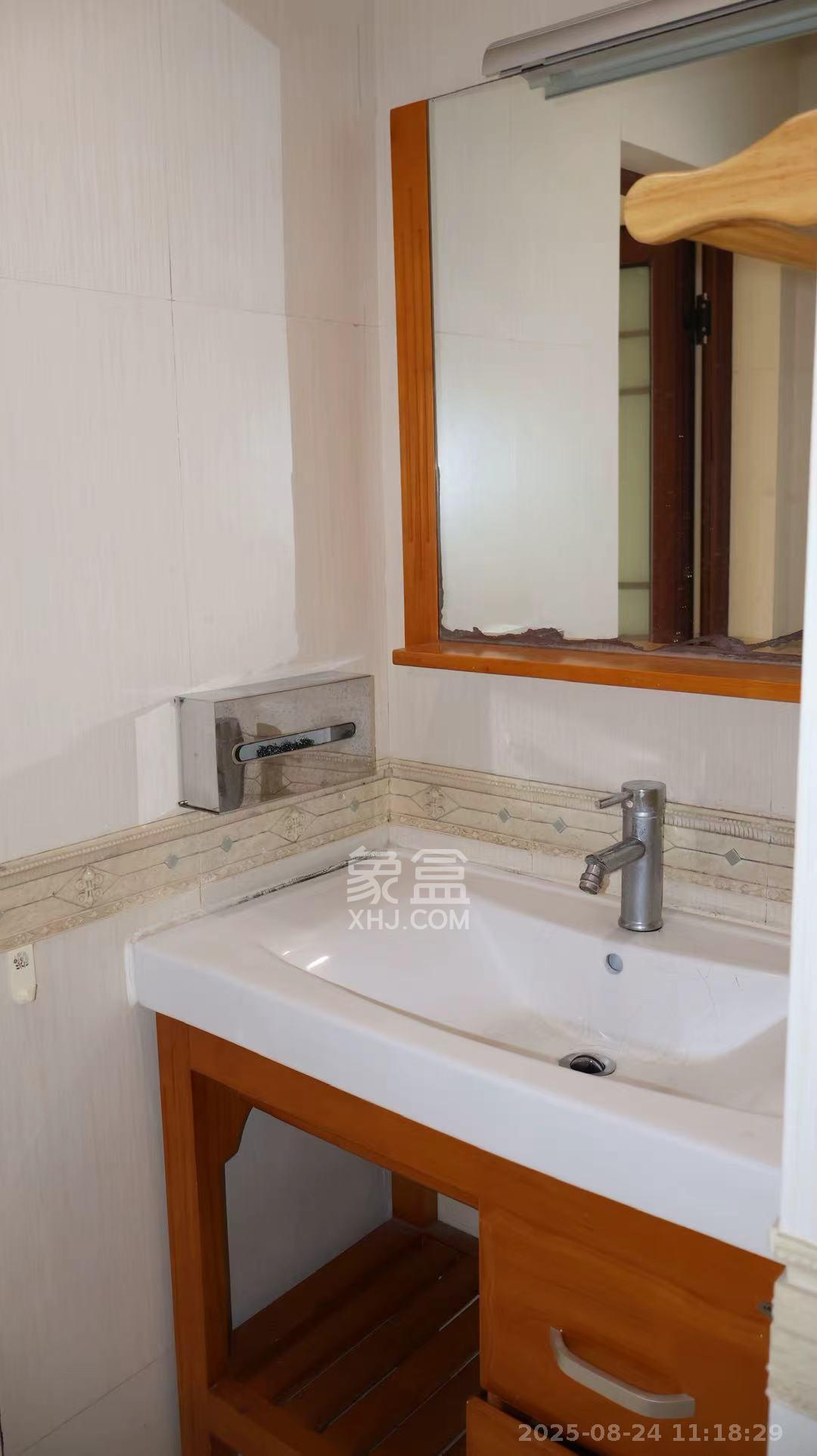 三万英尺  4室2厅2卫    5000.0元/月室内图