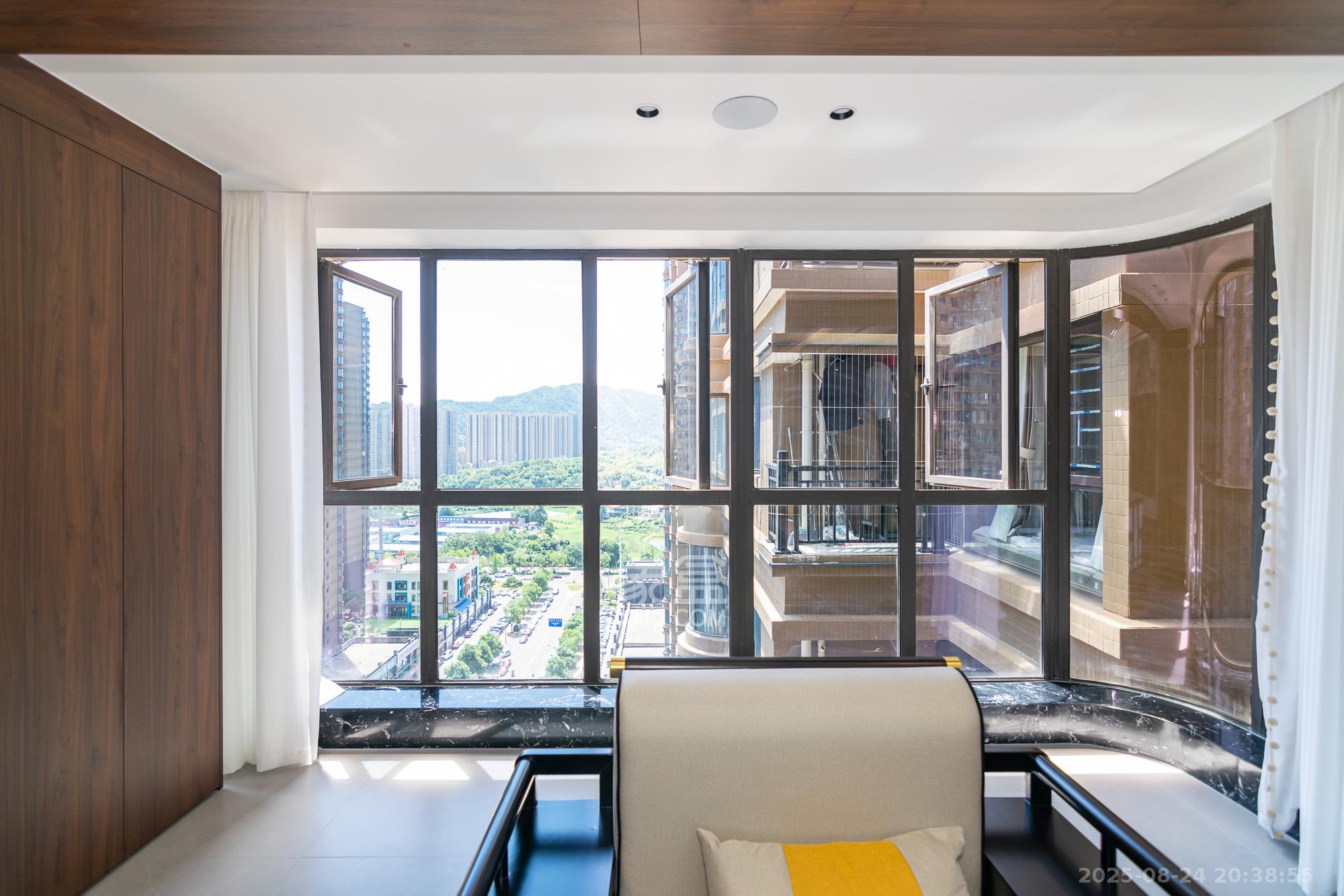 润和美郡(润和紫郡五期) 5室2厅2卫 136.8万 润和美郡(润和紫郡五期) 5室2厅2卫 136.8万阳台