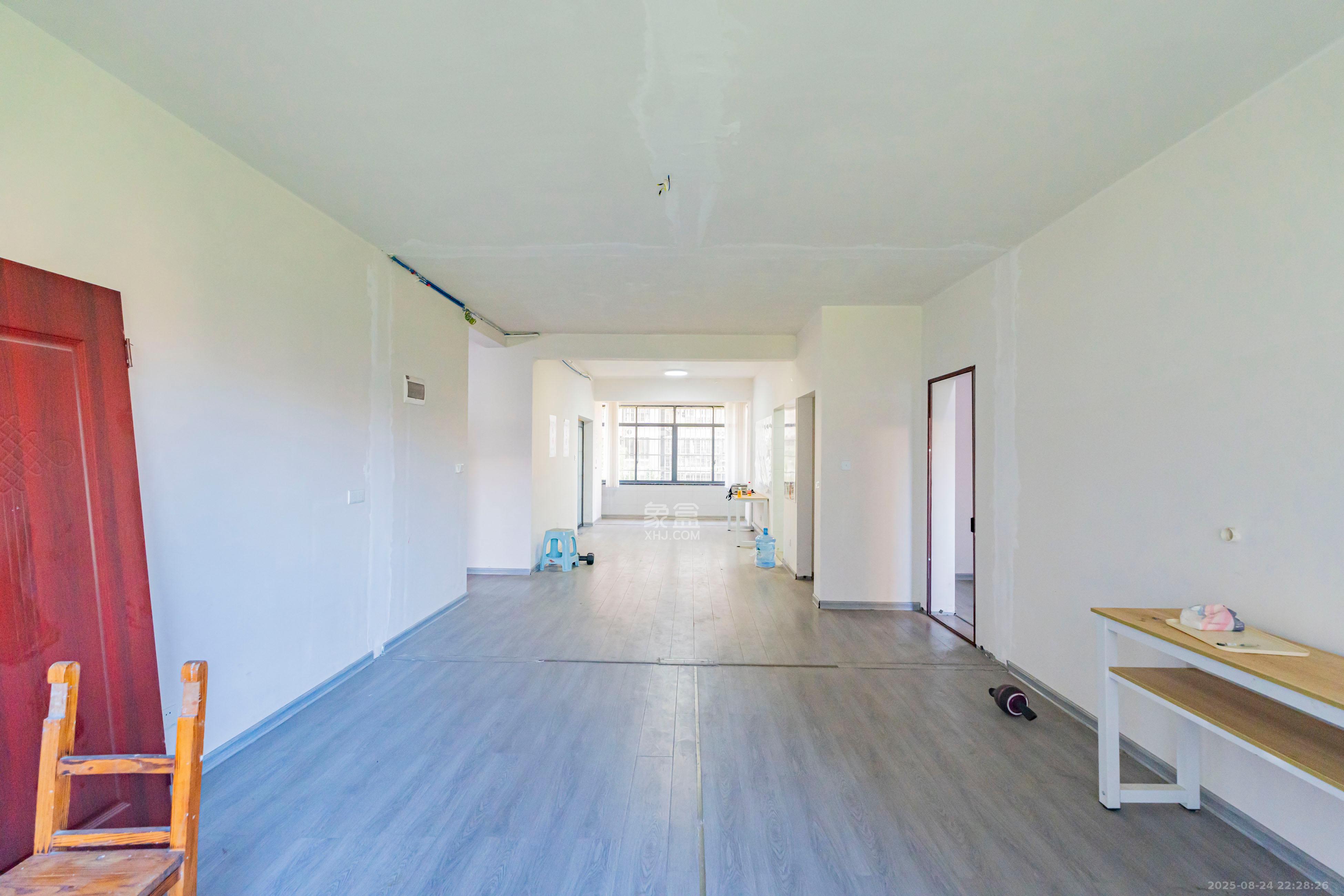 科大佳园北苑  3室2厅2卫    128.0万客厅