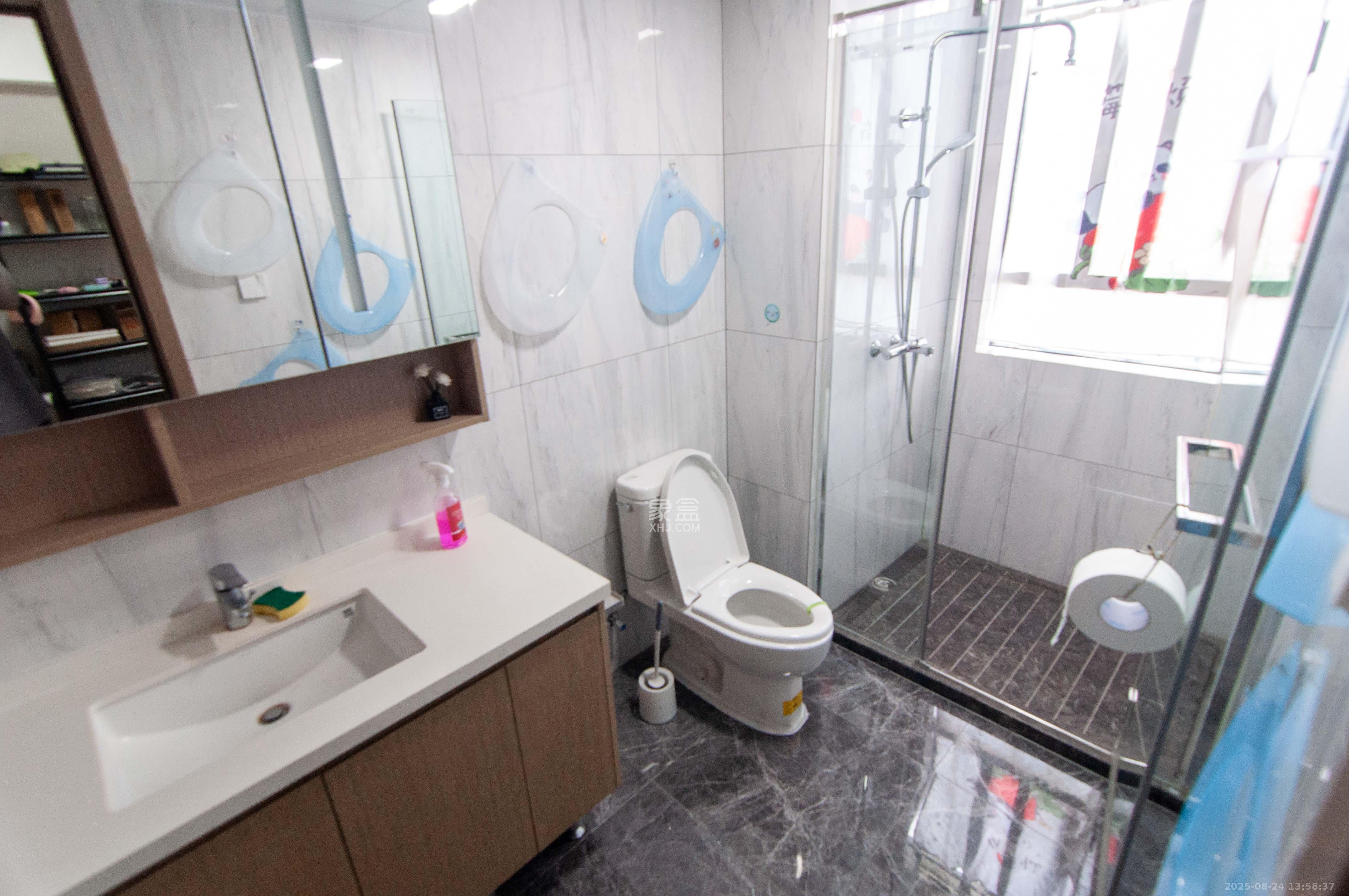 旭辉都会山  4室2厅3卫    328.0万卫生间